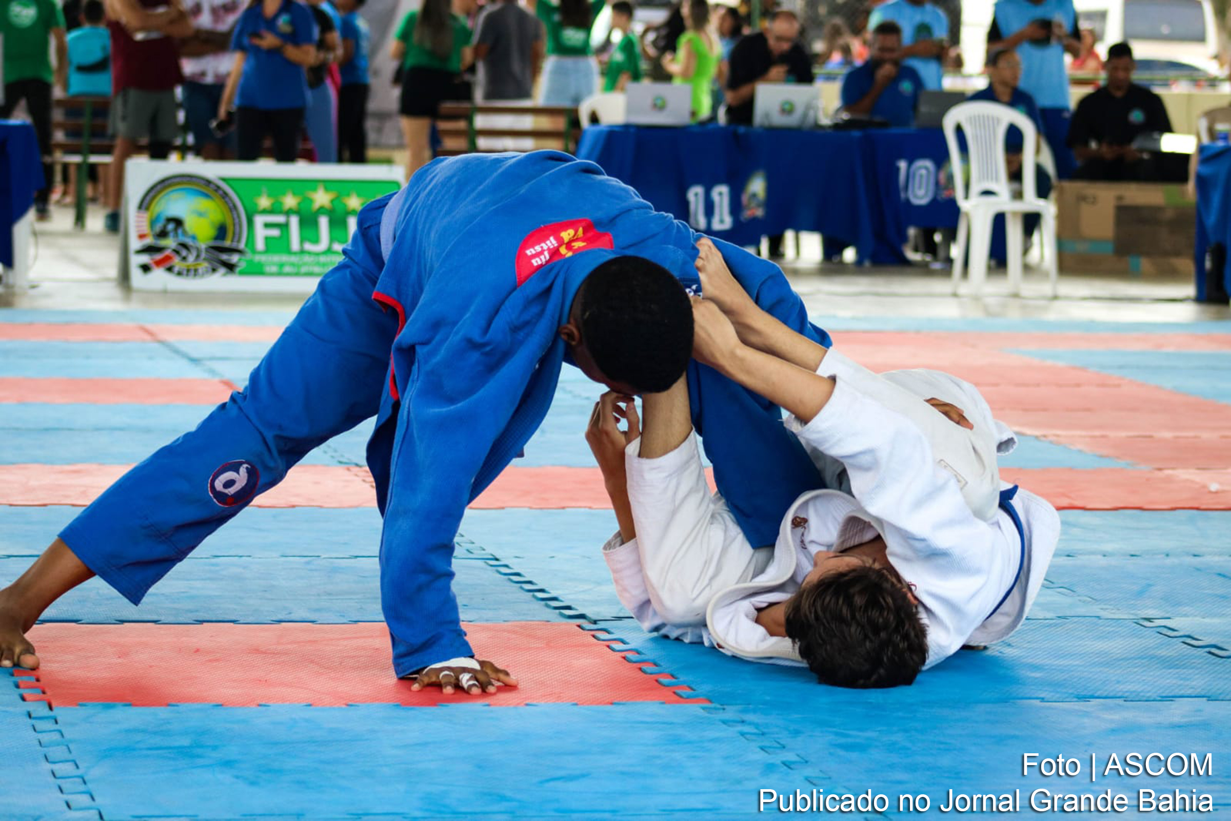 Matheus Damásio Araújo, estudante da rede estadual de Juazeiro, destaca-se ao conquistar duas medalhas de ouro no Campeonato Baiano de Jiu-jitsu.