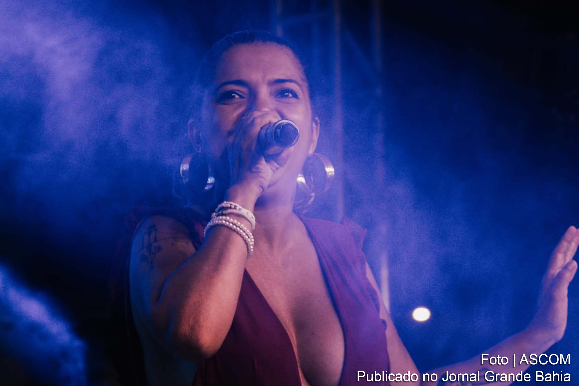 A cantora Kareen Mendes realiza apresentações nos dias 09 e 10 de agosto, na Cidade da Cultura e no Miss Brown Café, com repertório que resgata memórias afetivas através da música.