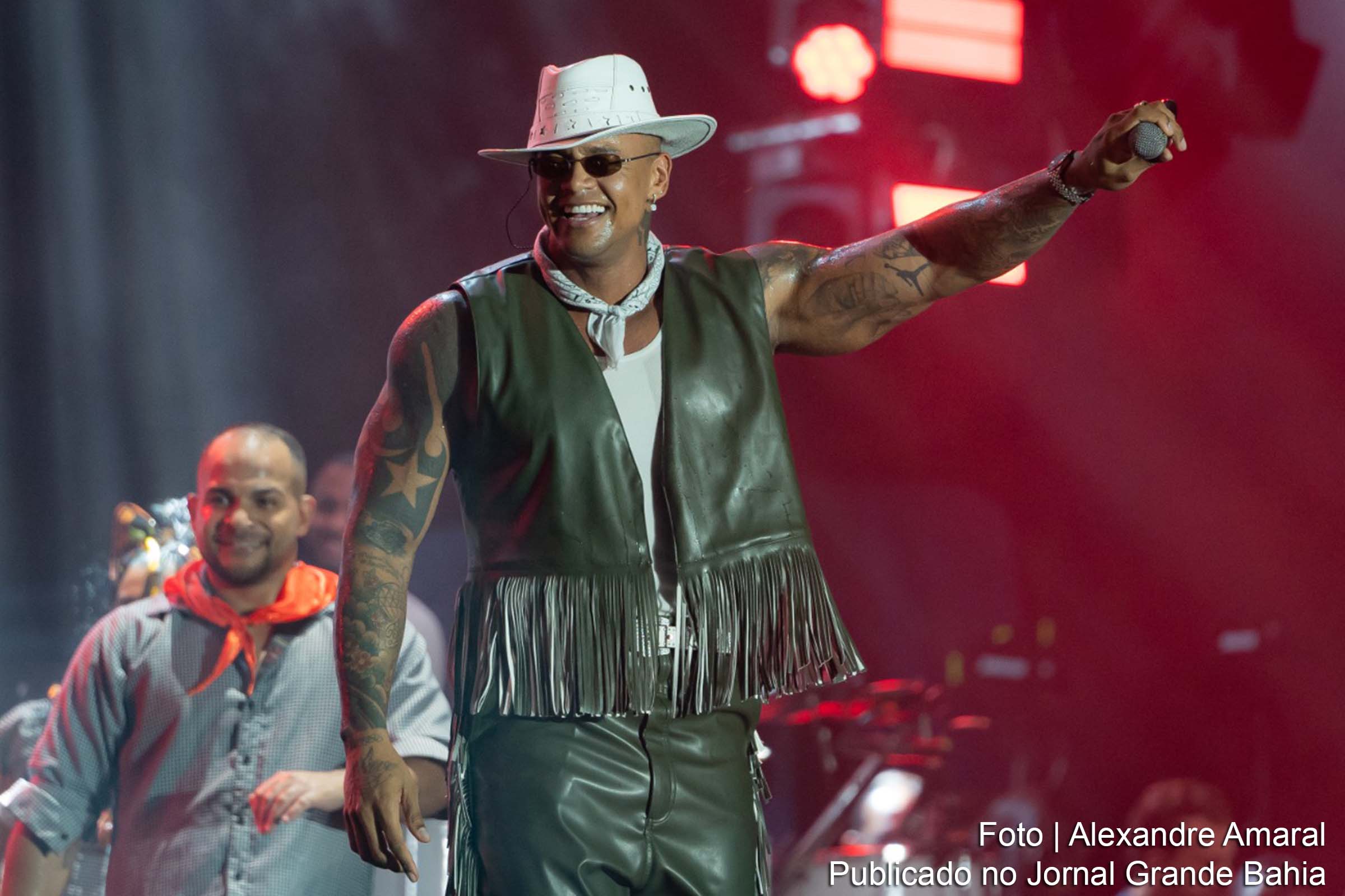 Léo Santana agita multidão no Parque de Exposições em Salvador