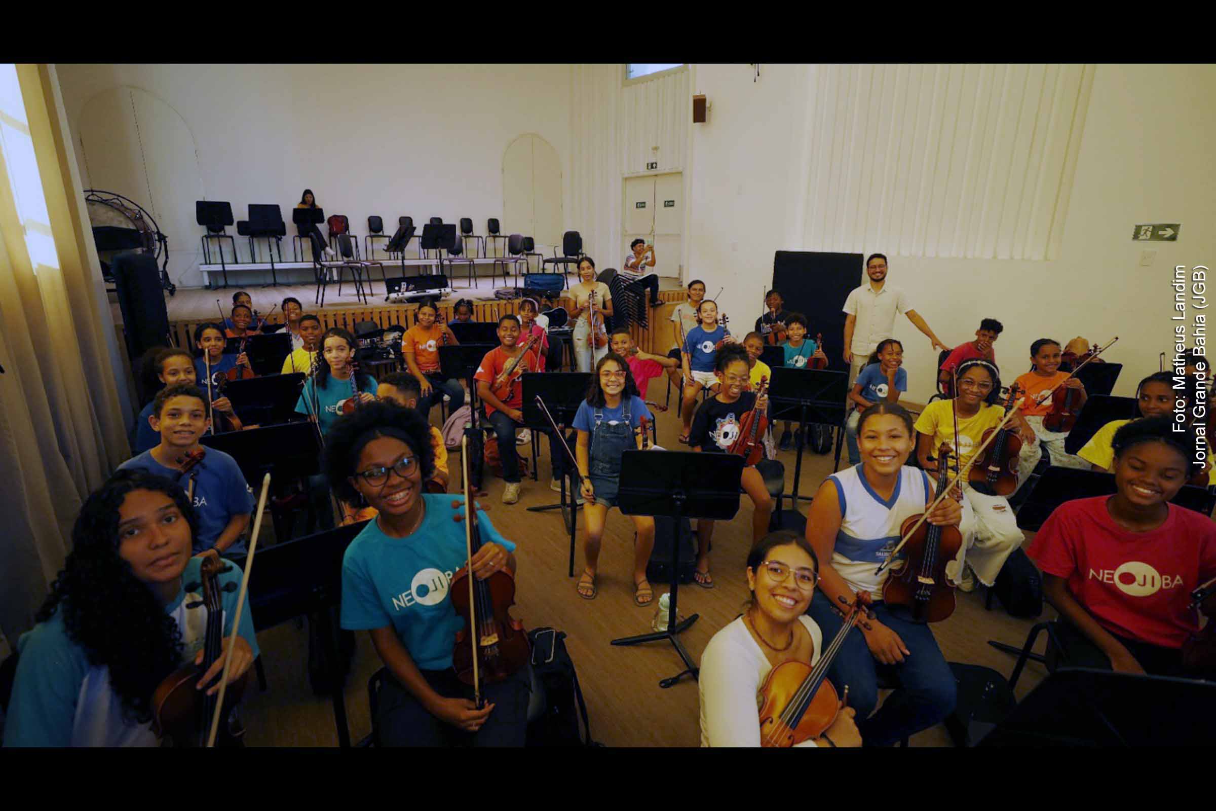 Neojiba, programa do Governo do Estado da Bahia, transforma a vida de crianças e adolescentes por meio da prática musical coletiva, celebrando 17 anos de impacto social.