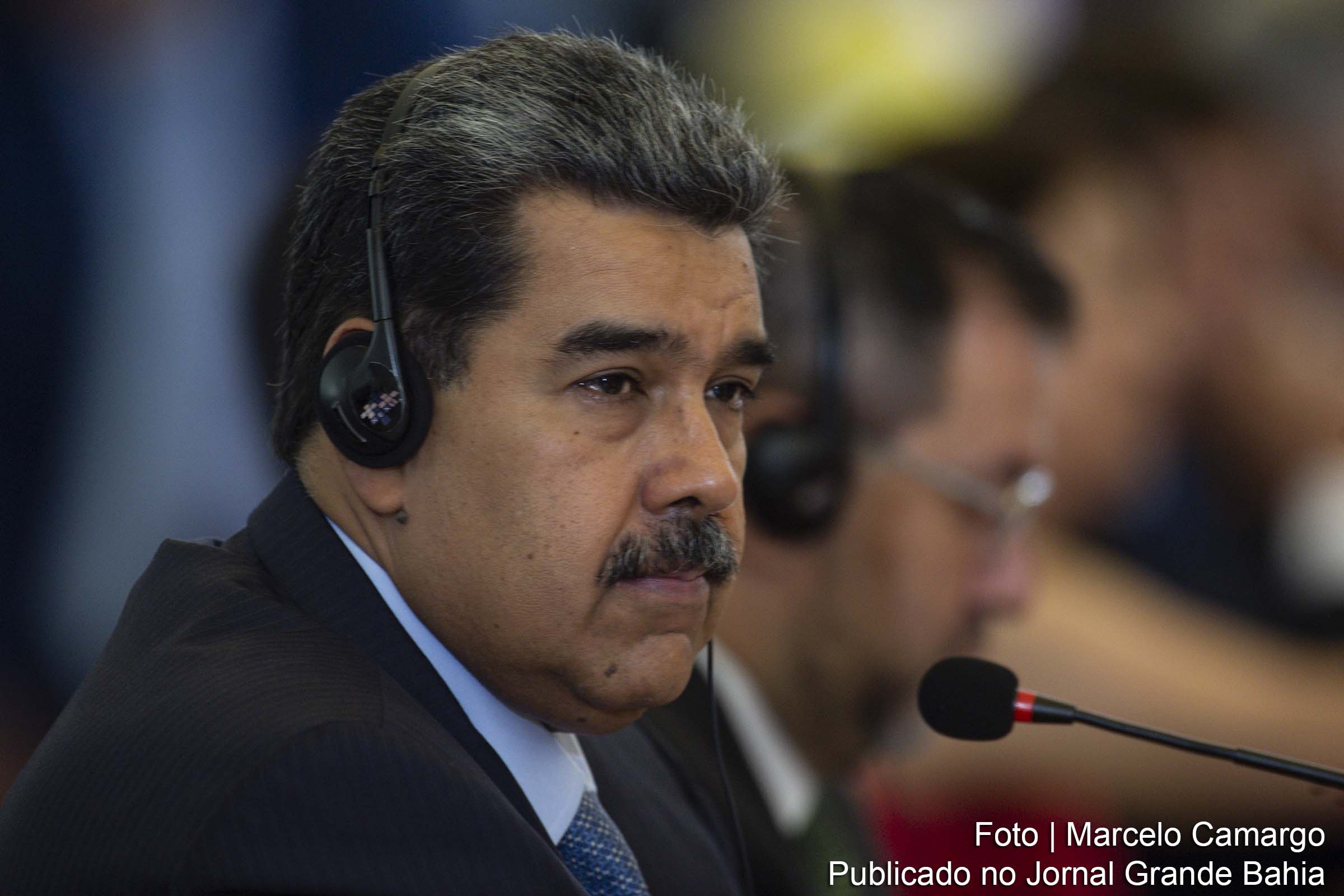 Após a reeleição de Nicolás Maduro, o país enfrenta uma onda de protestos e repressão, com registros de mortos e feridos; observadores internacionais deixam a Venezuela.