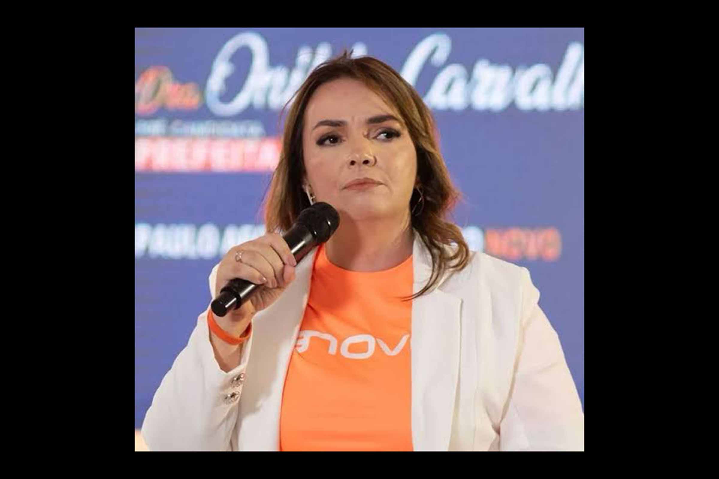 A pré-candidata à prefeita de Paulo Afonso, Onilde Carvalho, denuncia a falta de medicamentos essenciais em hospitais locais, forçando pacientes a permanecerem internados em cidades vizinhas.