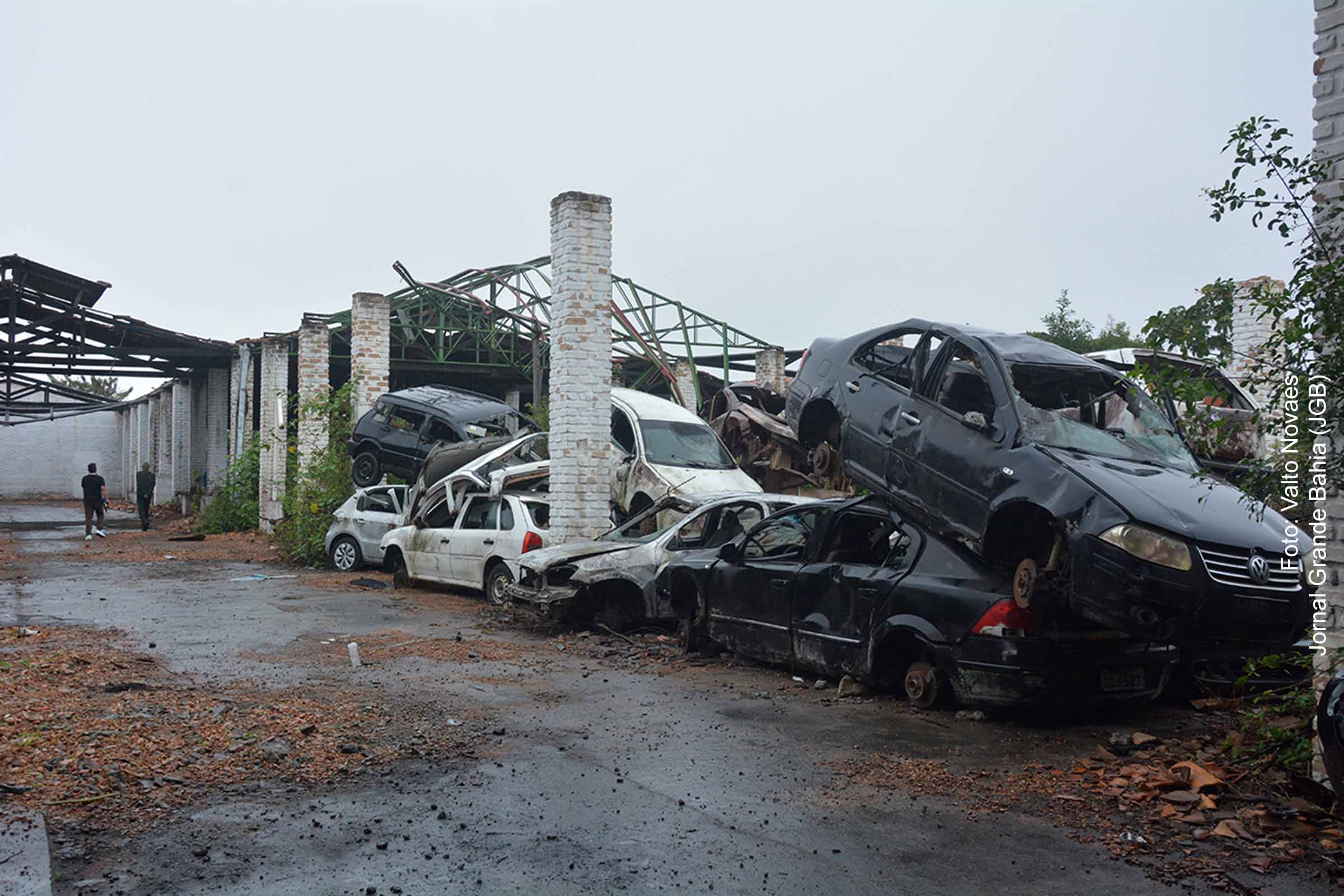 Prefeitura de Feira de Santana realiza operação em pátio com carcaças de veículos abandonados.