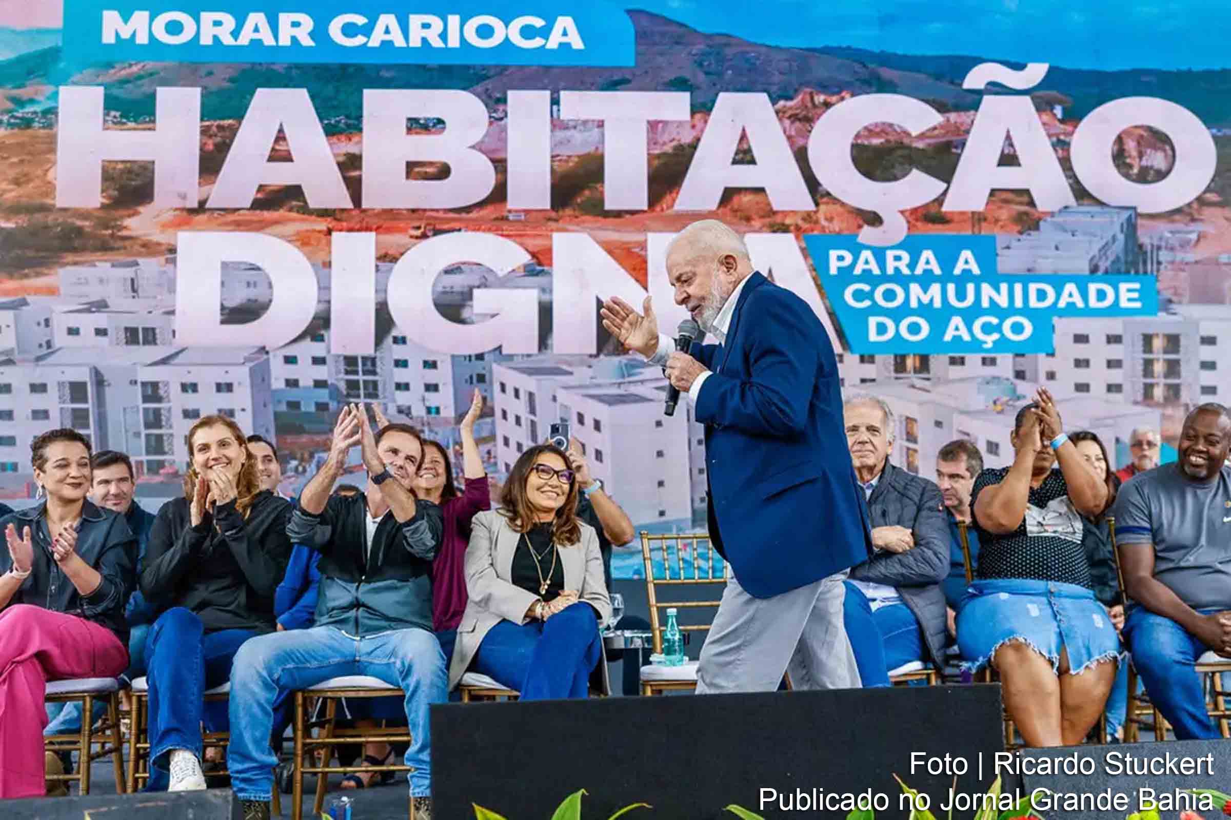 Presidente Lula discursa durante entrega de moradias populares no Rio de Janeiro.