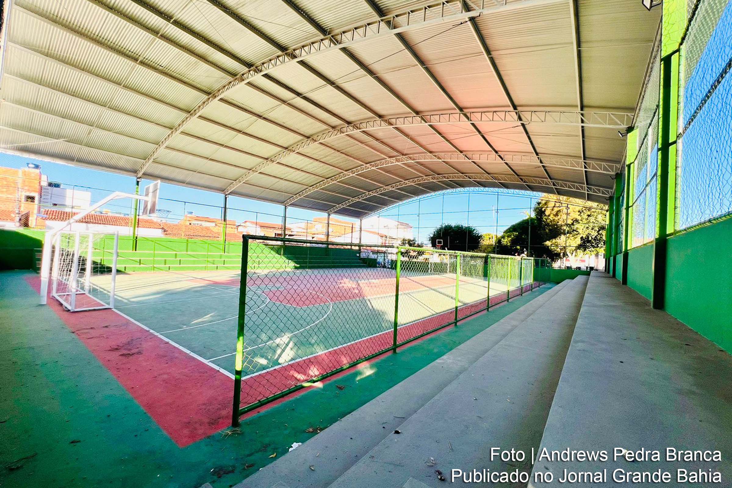 Governo Municipal de Feira de Santana investe R$ 384 mil na revitalização completa da quadra poliesportiva do conjunto Feira X, beneficiando o segundo bairro mais populoso do município.