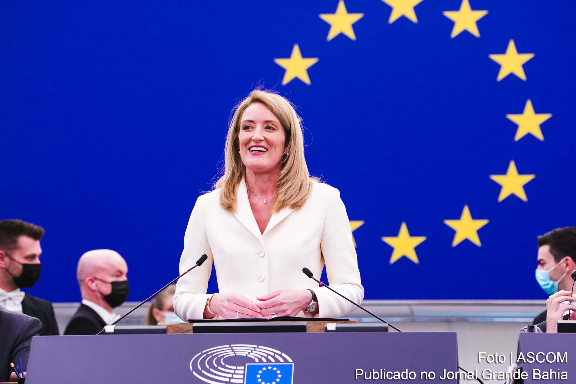 Roberta Metsola é reeleita presidente do Parlamento Europeu com 562 votos, destacando a divisão política e a crescente presença da extrema direita no novo plenário.