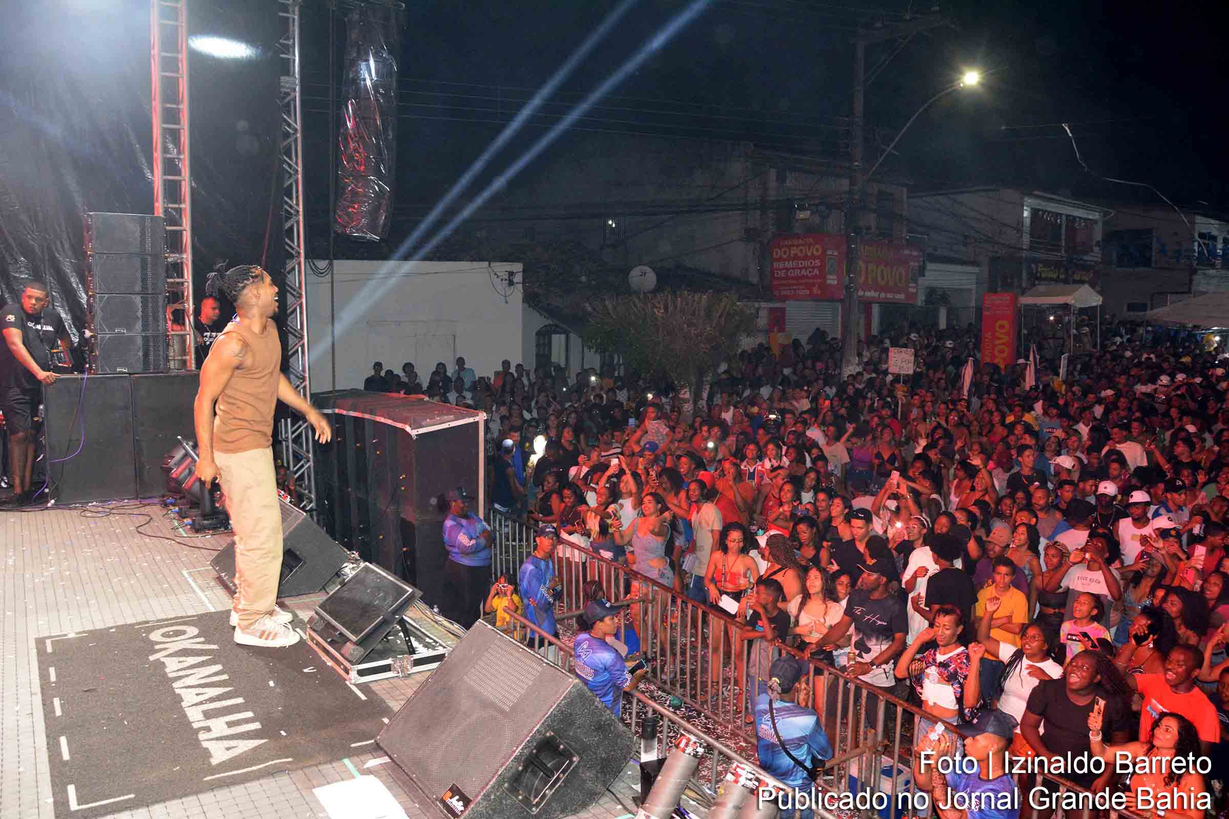 A segunda atração, Kanalha, manteve o ritmo alto da festa, mesclando hits do pagodão contemporâneo com clássicos do funk carioca.
