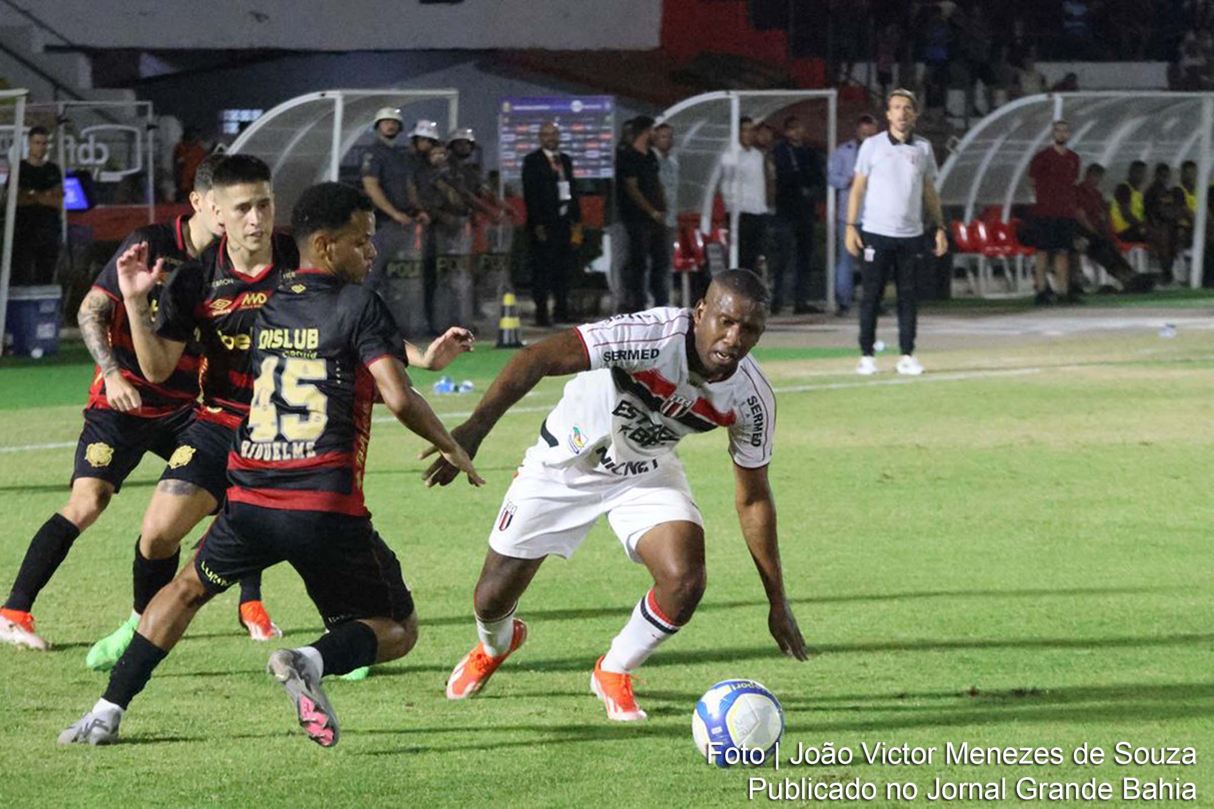 Gol de Zé Roberto nos acréscimos garante empate ao Sport contra o Botafogo-SP.