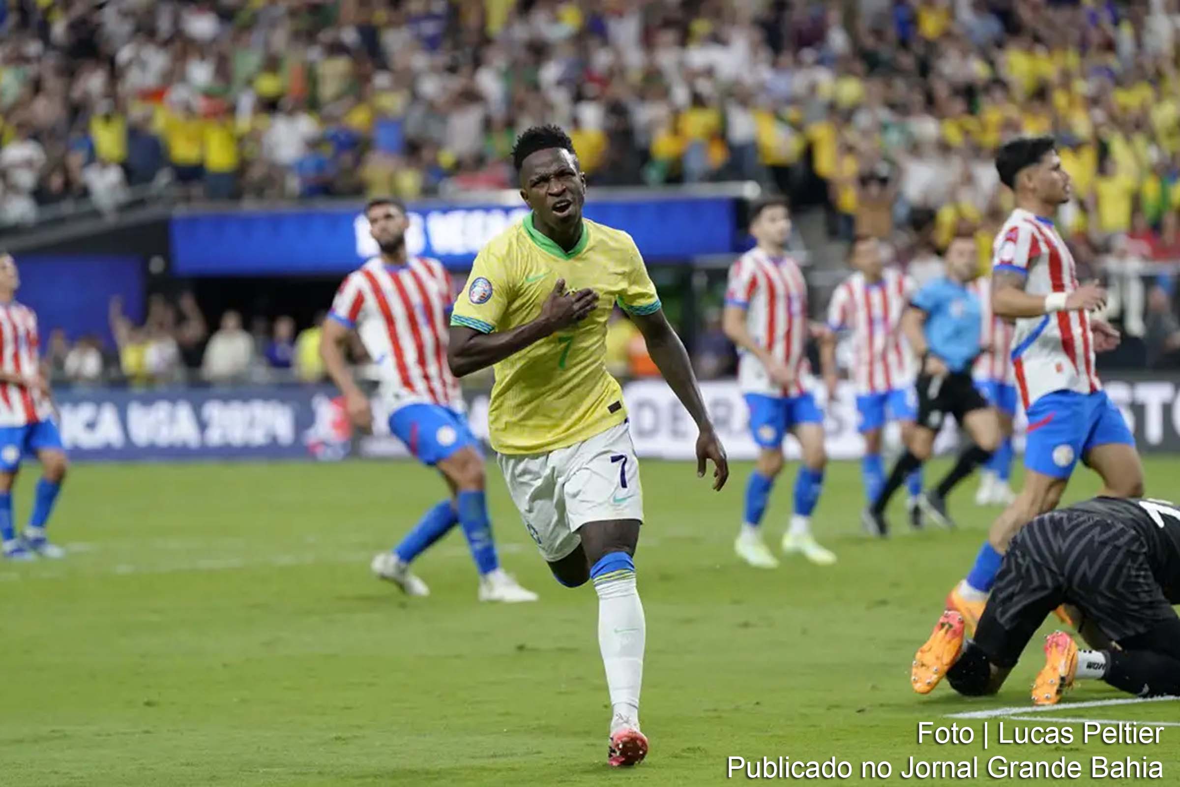Atacante comanda vitória brasileira por 4 a 1, deixando a seleção próxima das quartas de final.