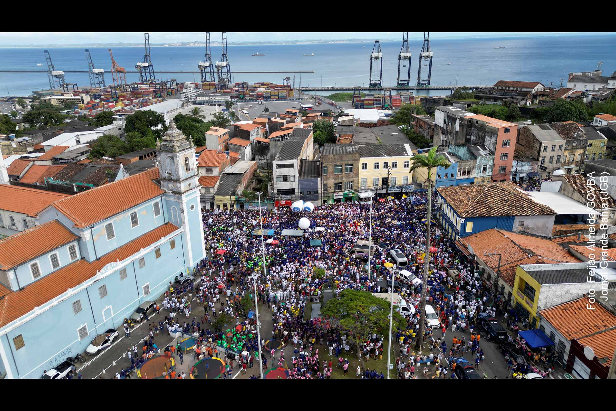 Turistas participam do cortejo e aprendem sobre a história do 2 de Julho em Salvador