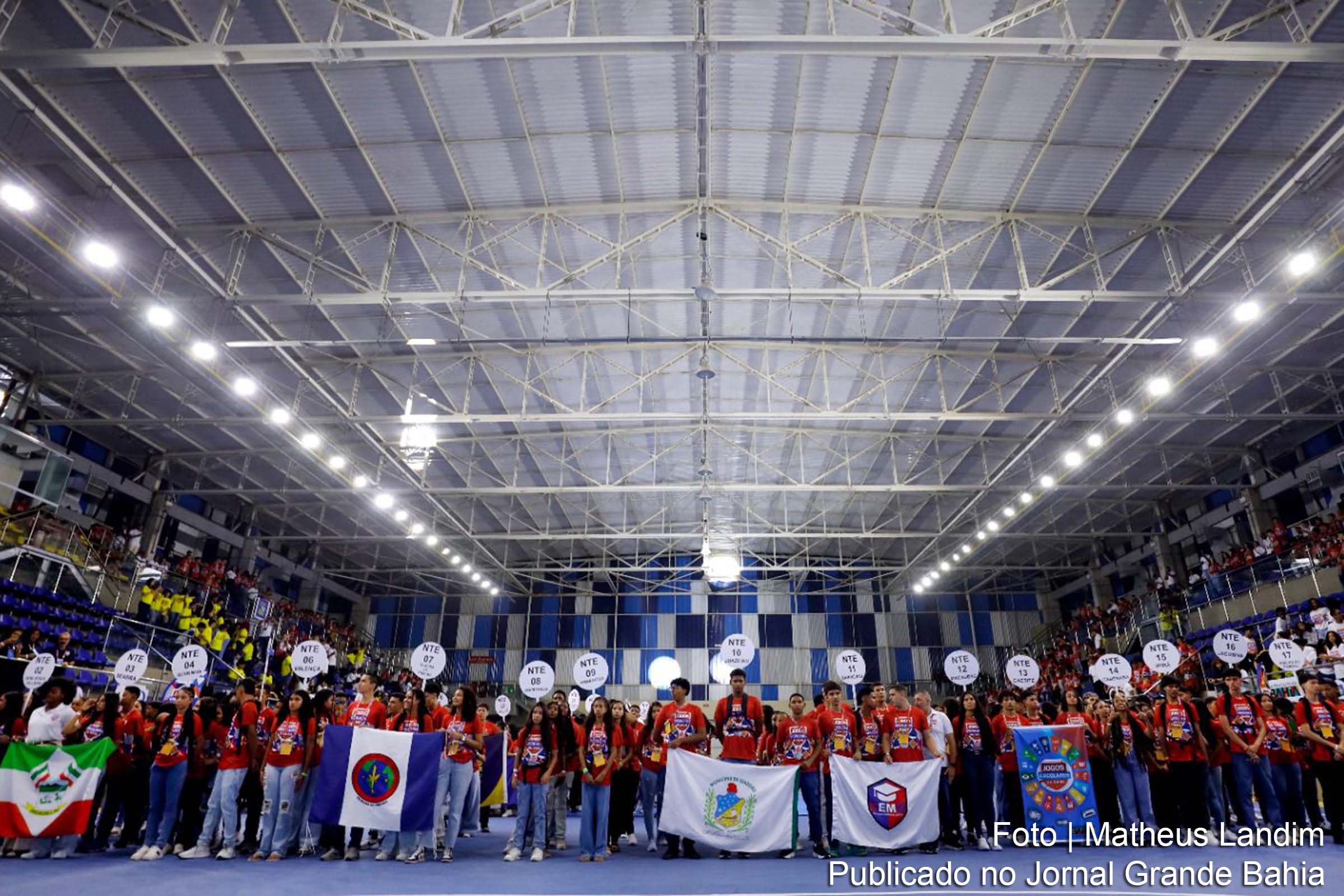 Estudantes de diversas regiões da Bahia participam da abertura dos Jogos Escolares 2024, em Lauro de Freitas.