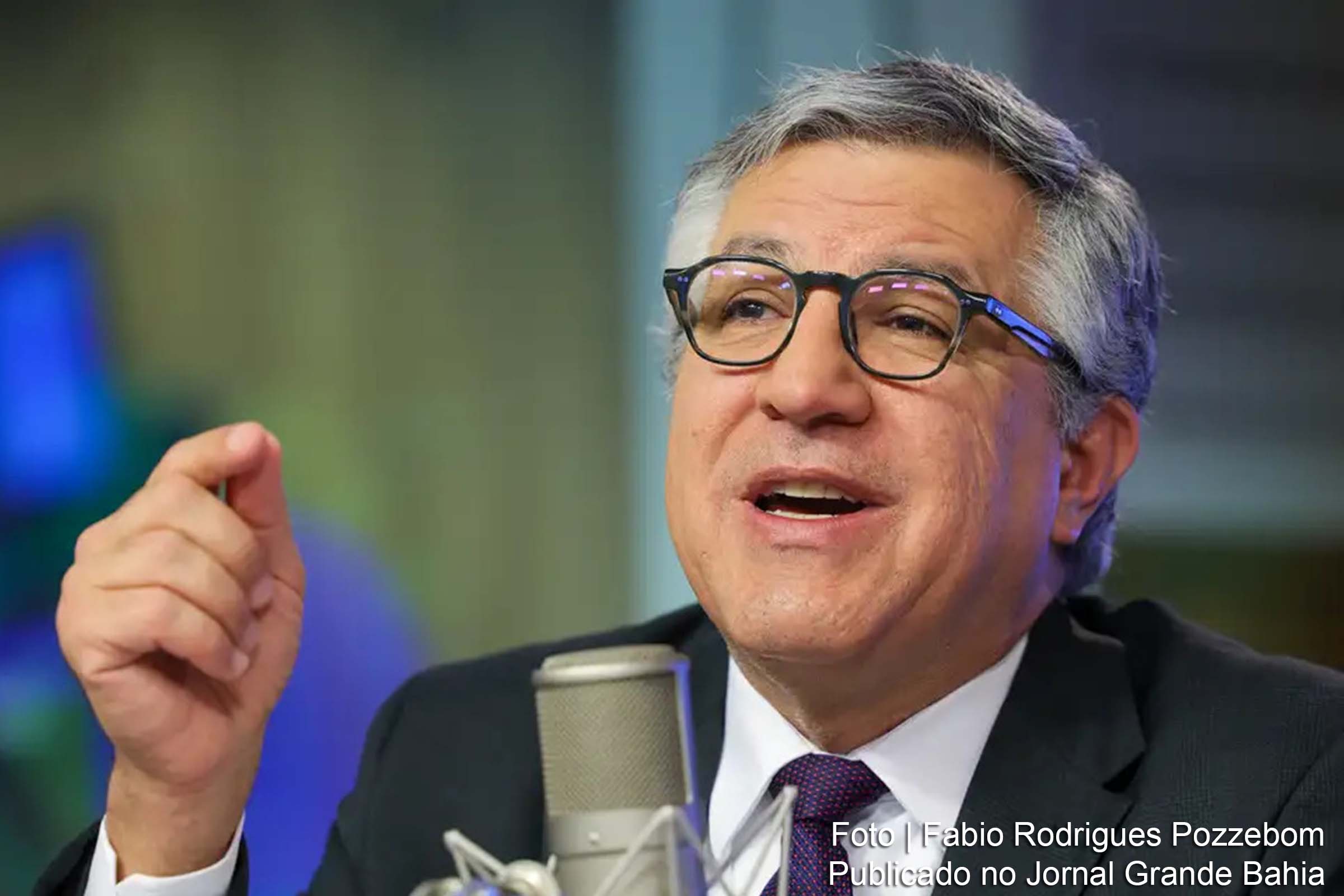 O ministro Alexandre Padilha destaca a regulamentação da reforma tributária como prioridade do governo para 2024, visando simplificar impostos e estimular a economia.