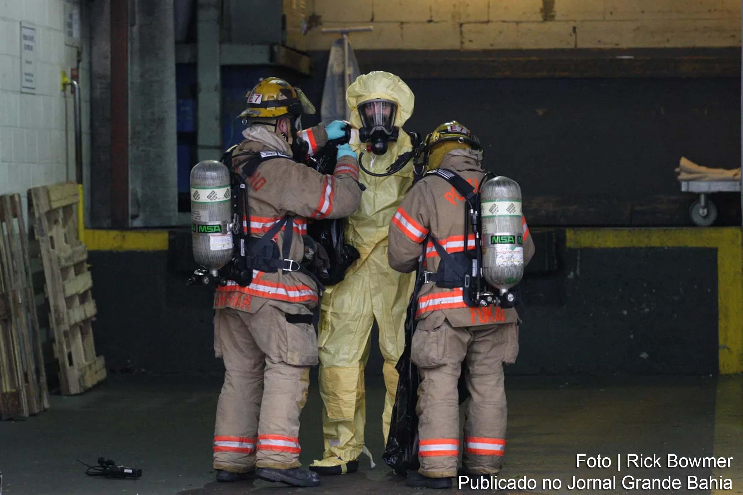 Análise inclui críticas ao papel dos EUA no desenvolvimento de patógenos étnicos, além de comparações das ações americanas com práticas nazistas durante a Segunda Guerra Mundial.