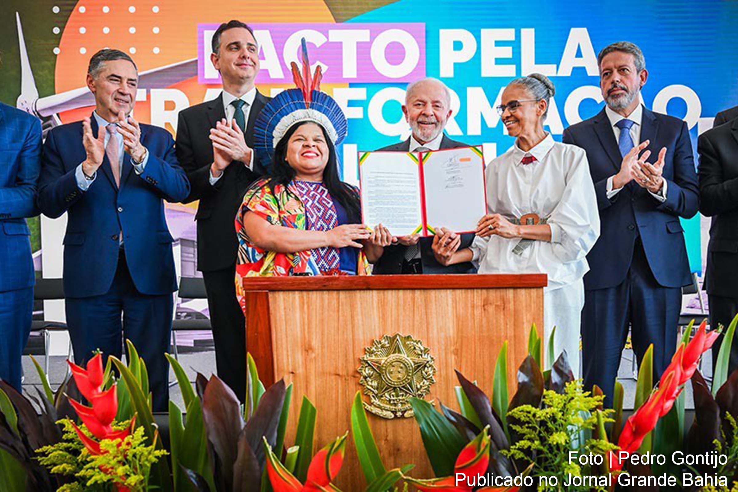 Os líderes dos Três Poderes assinam o Pacto Pela Transformação Ecológica, que visa reformular o modelo de desenvolvimento econômico do Brasil.