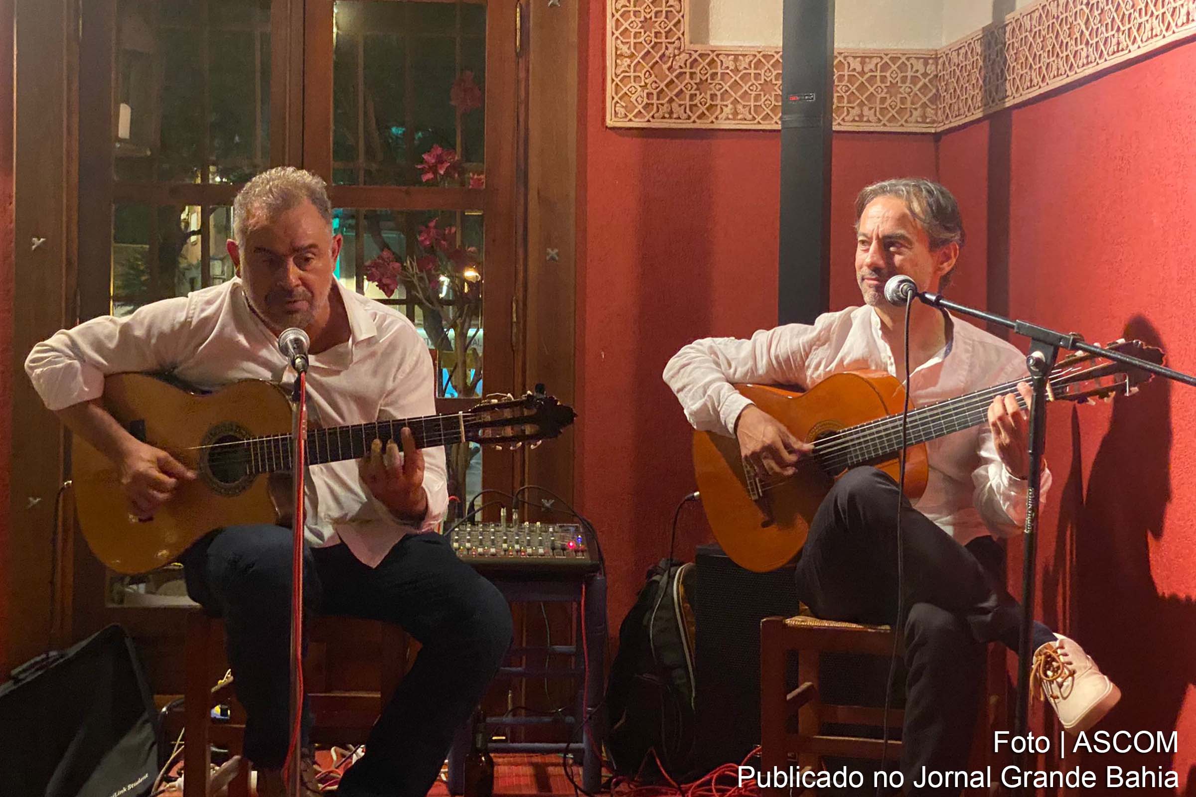 O Duo BahiAndaluz, formado pelos violonistas Alex Mesquita e Carlos Blanco, apresenta o EP que mistura música brasileira e flamenco com dois shows no La Taperia.