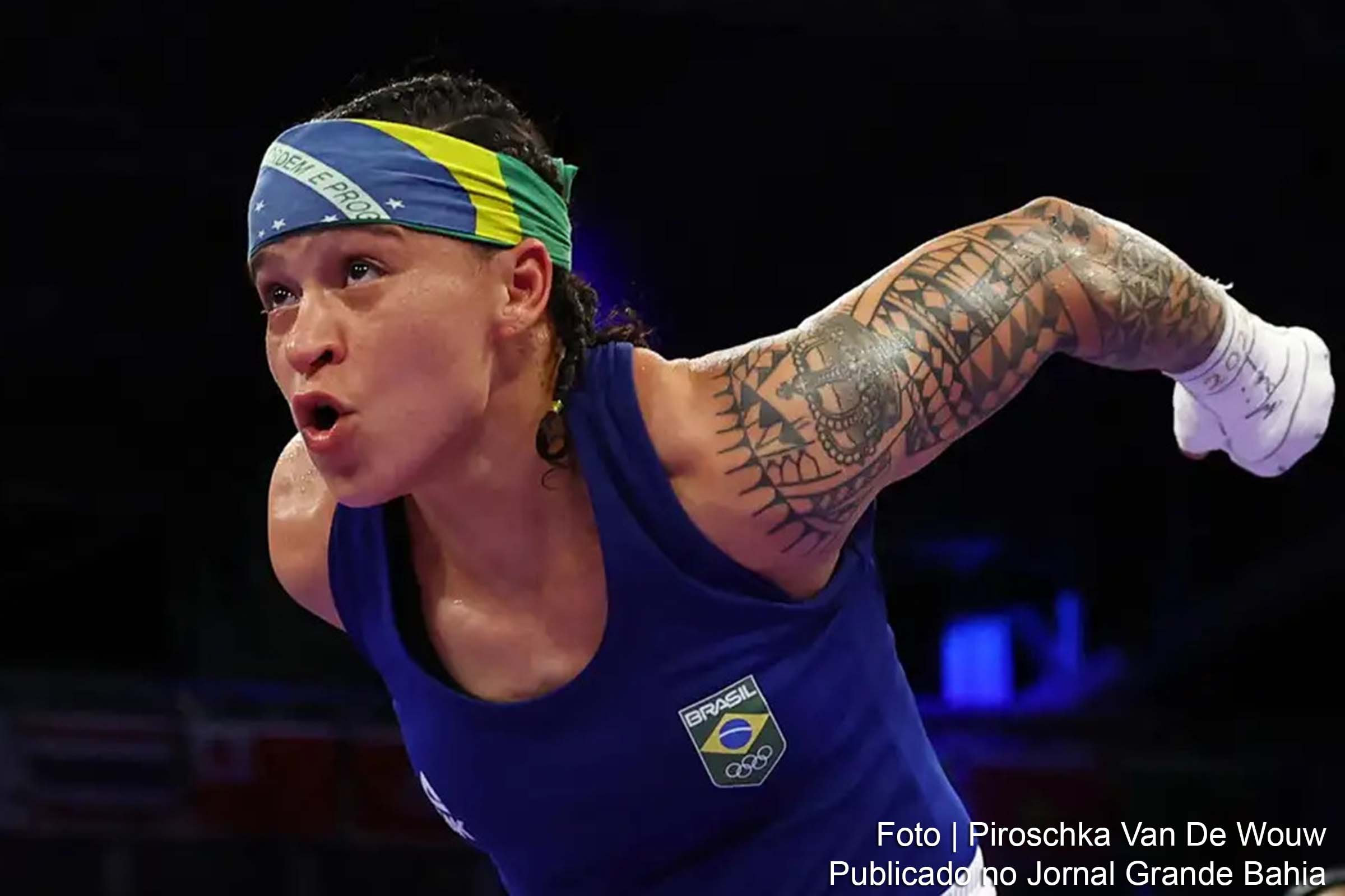 Brasileira vence luta nas quartas de final e assegura ao menos a medalha de bronze nos Jogos Olímpicos, mantendo vivo o sonho do ouro.
