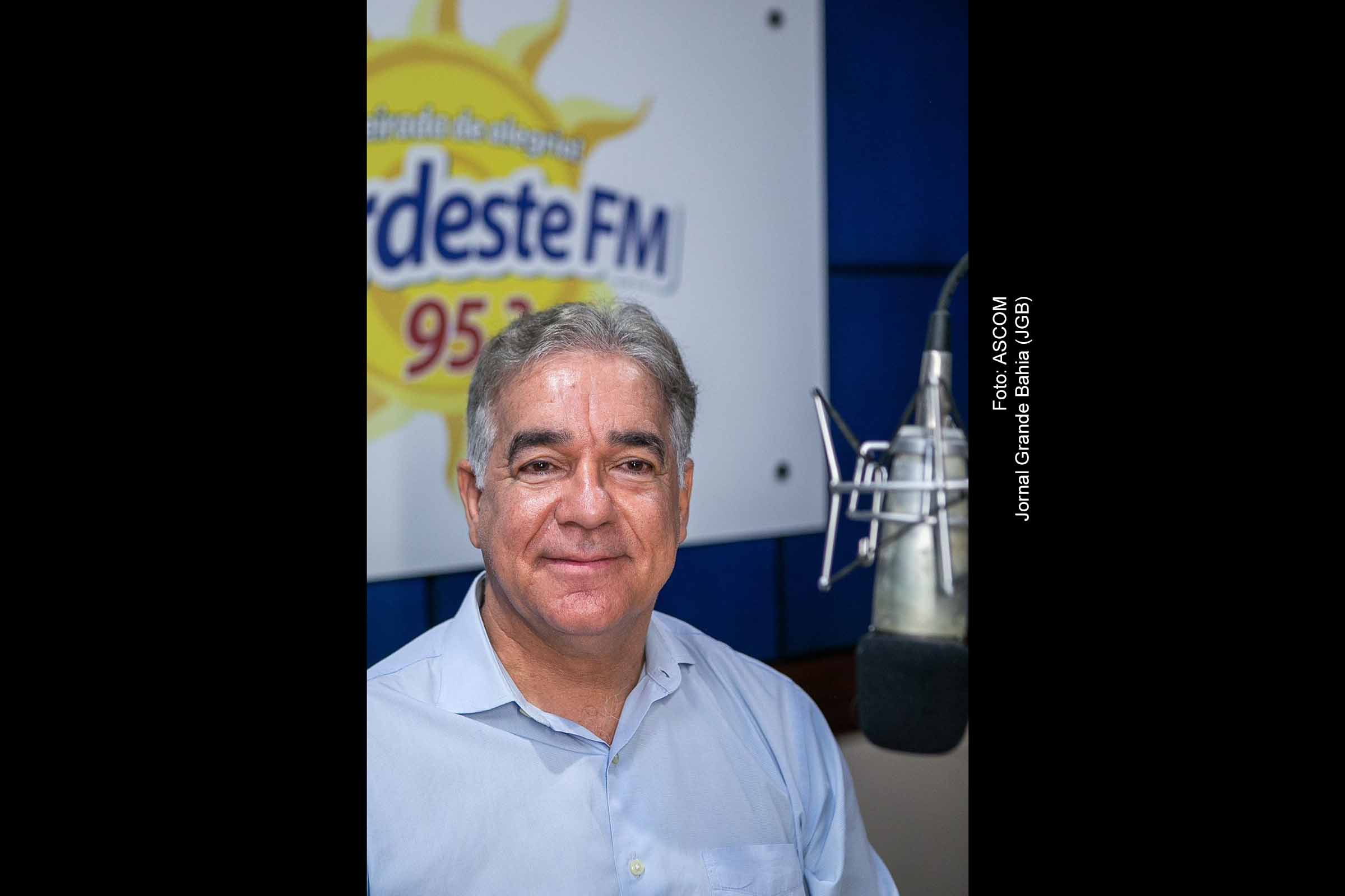 O candidato Zé Neto durante entrevista em que apresentou suas propostas para a educação em Feira de Santana.