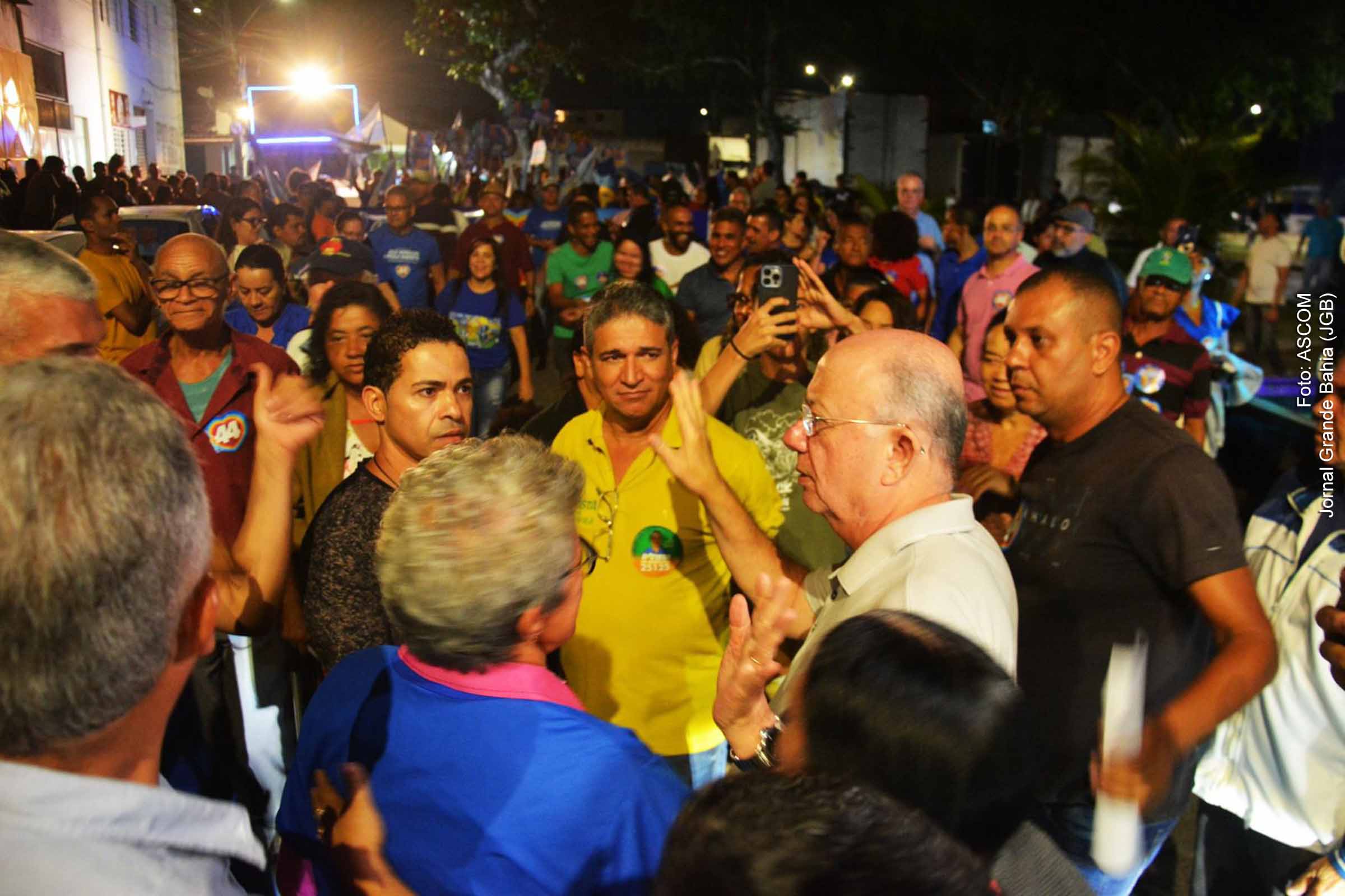 Eleições 2024 em Feira de Santana: Candidato a prefeito José Ronaldo realiza caminhada no Feira V com adesão popular