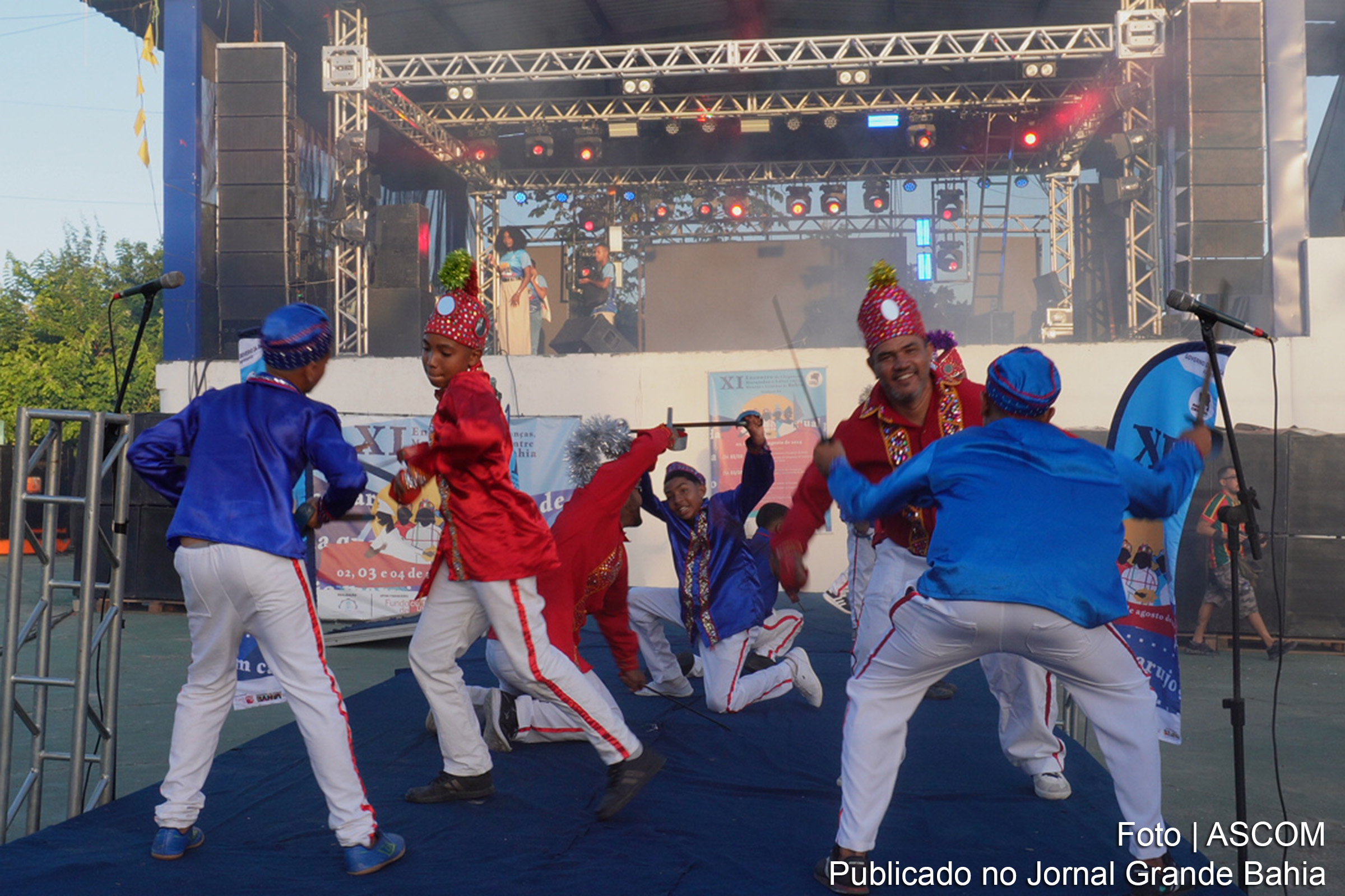 Grupos de cheganças de Prado participaram do evento cultural em Saubara, demonstrando suas tradições com apresentações teatrais e musicais.