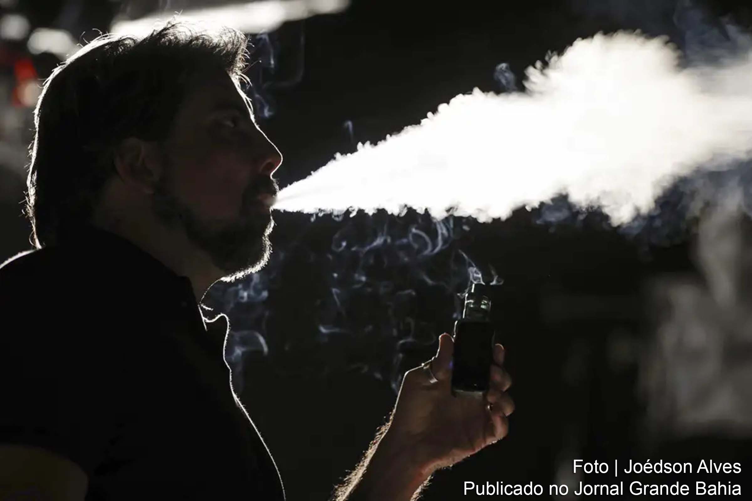 Fundação Oswaldo Cruz alerta para os riscos dos cigarros eletrônicos e critica estratégias de marketing que visam o público jovem.