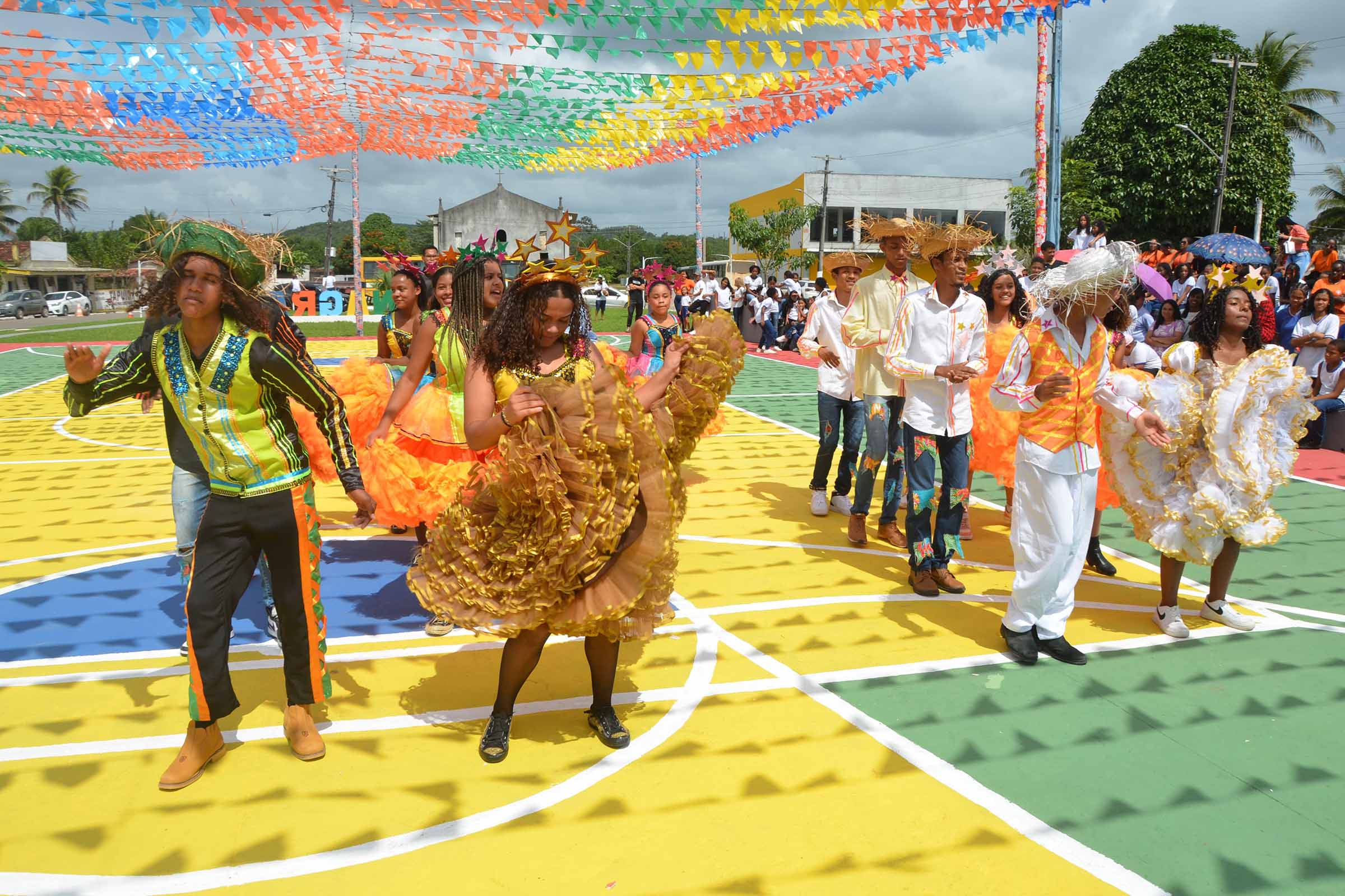 Evento de aniversário de Itanagra destaca entregas importantes para a comunidade, incluindo um ônibus escolar e uma ambulância requalificada, além da inauguração de uma nova praça.