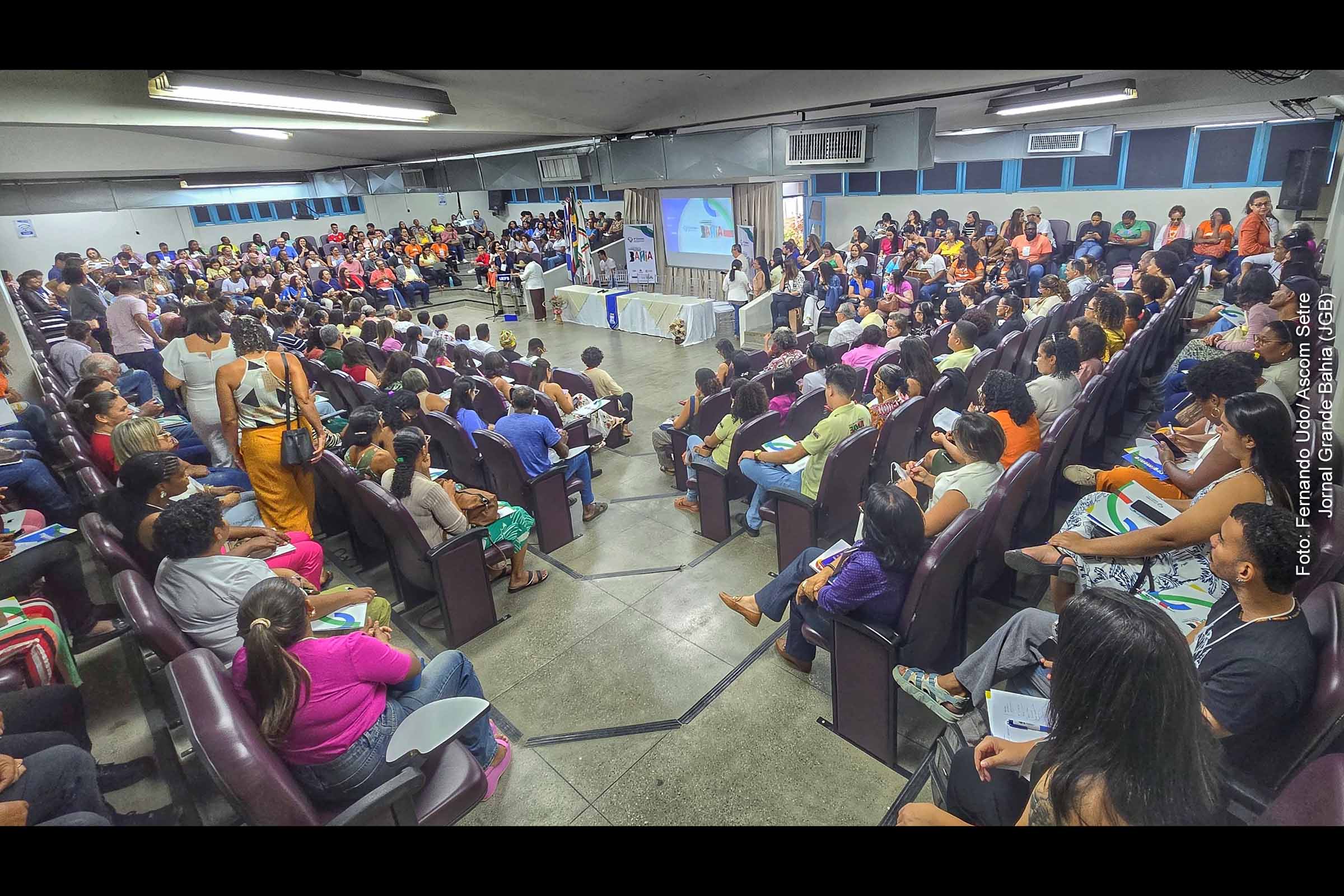 Representantes de cinco territórios de identidade da Bahia debatem alterações na Lei Estadual de Economia Solidária durante conferência na Uefs, em Feira de Santana.