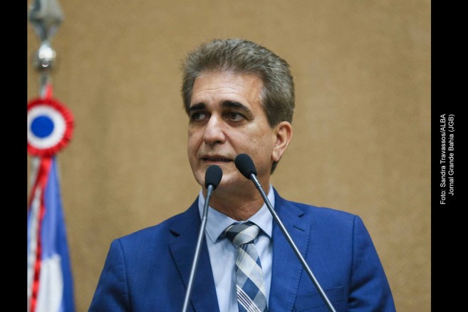 Deputado Robinson Almeida acusa candidato José Ronaldo de envolvimento em corrupção e critica estratégia de comunicação do ex-prefeito para as Eleições 2024 em Feira de Santana.