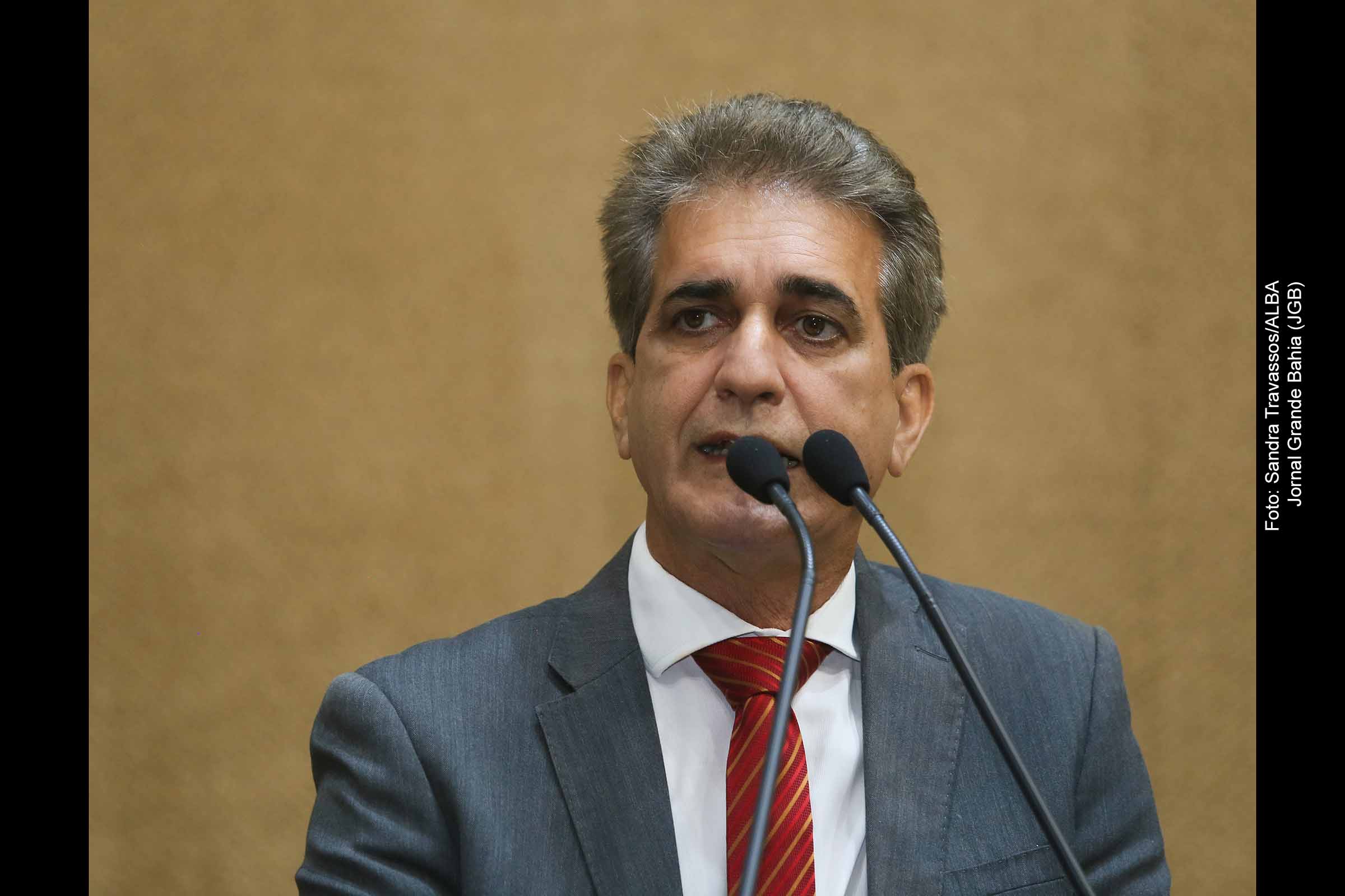 Deputado Robinson Almeida defende nova licitação ou reestatização da Neoenergia Coelba, criticando a prestação de serviços da empresa na Bahia.