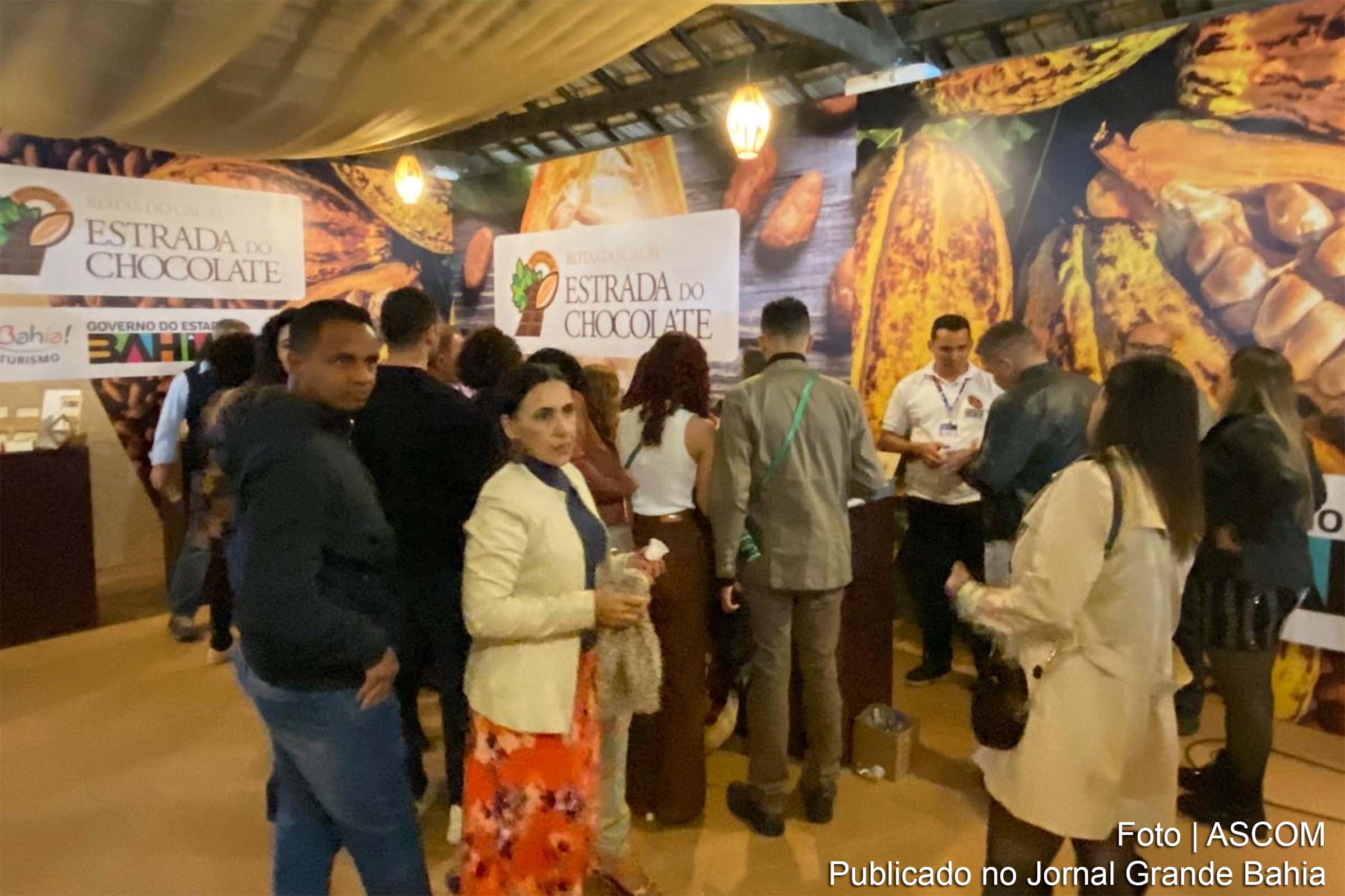 O estande da Secretaria de Turismo da Bahia no Festival de Inverno Bahia promove a Estrada do Chocolate e oferece degustações de marcas premiadas da Costa do Cacau.