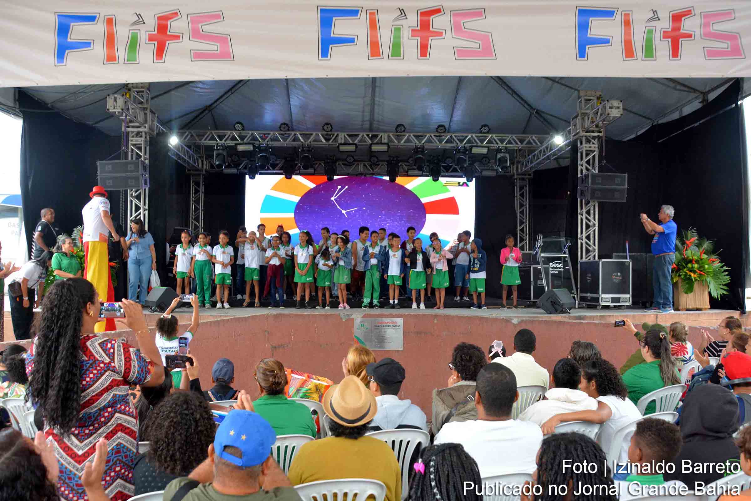 Estudantes da rede municipal de Feira de Santana encantam público no FLIFS com apresentações e recitações