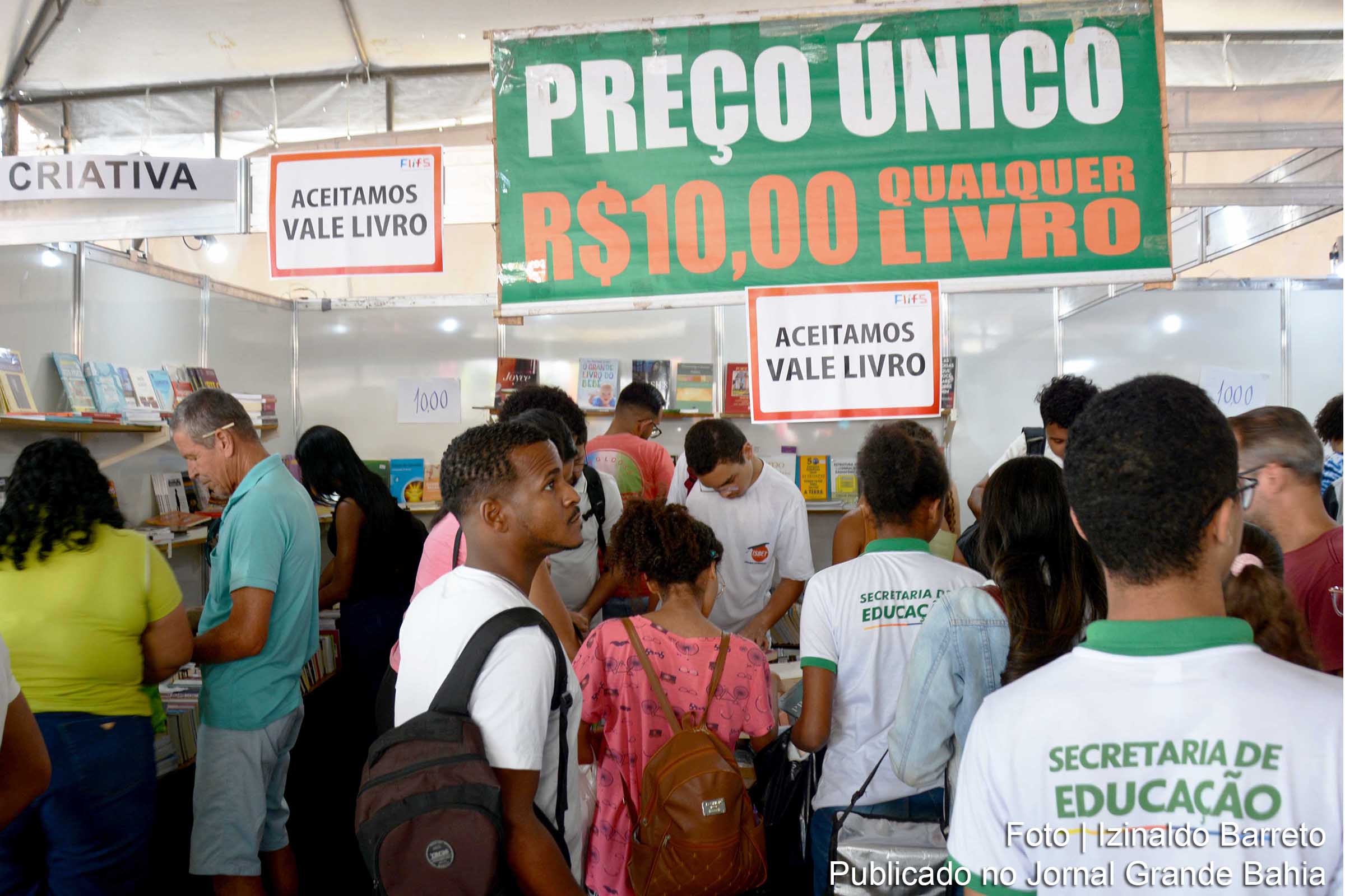 Distribuição de vale-livros marca abertura do FLIFS 2024 para alunos das escolas municipais de Feira de Santana