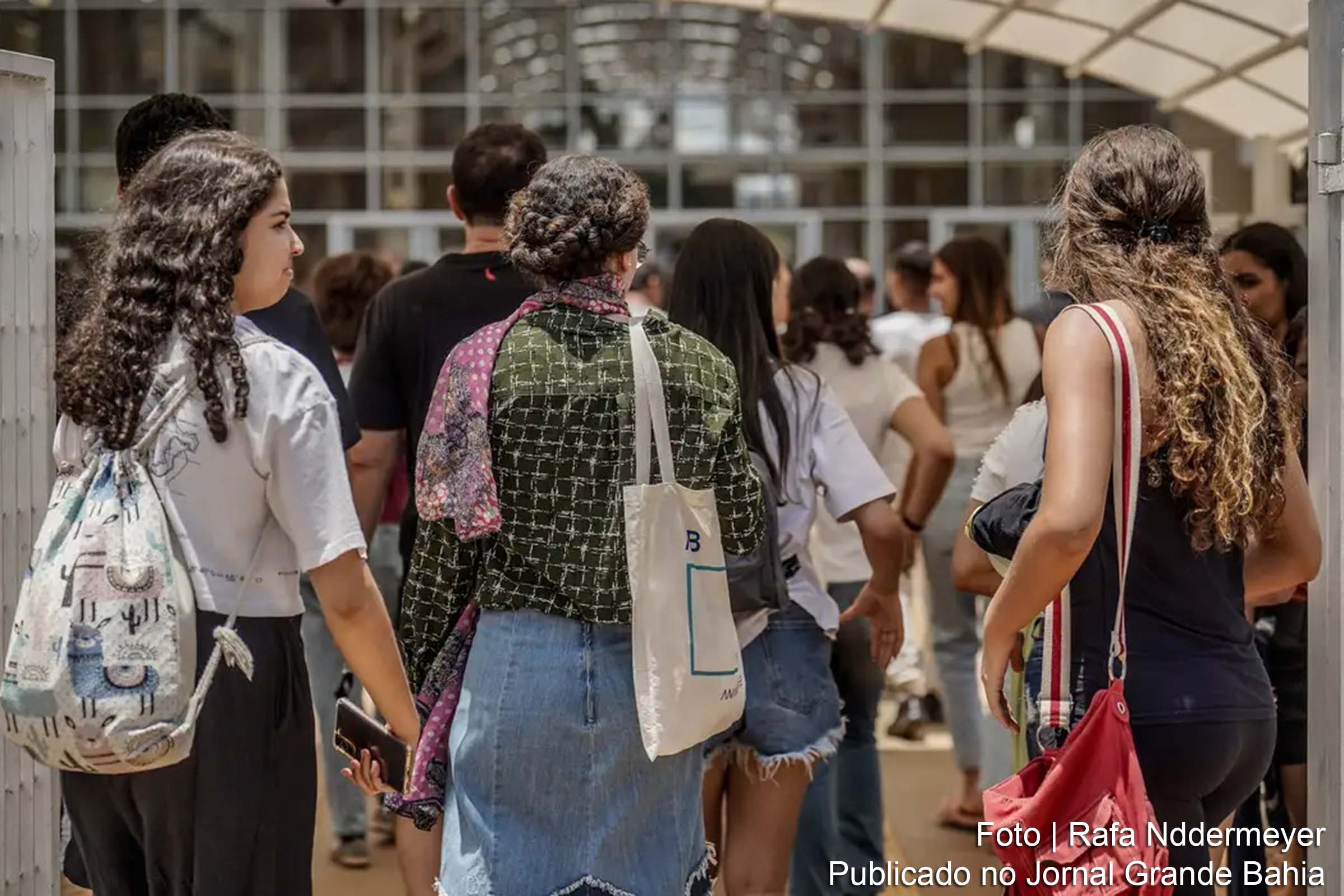 Sete em cada dez estudantes universitários ou candidatos a cursos superiores utilizam frequentemente ferramentas de inteligência artificial para apoiar seus estudos.