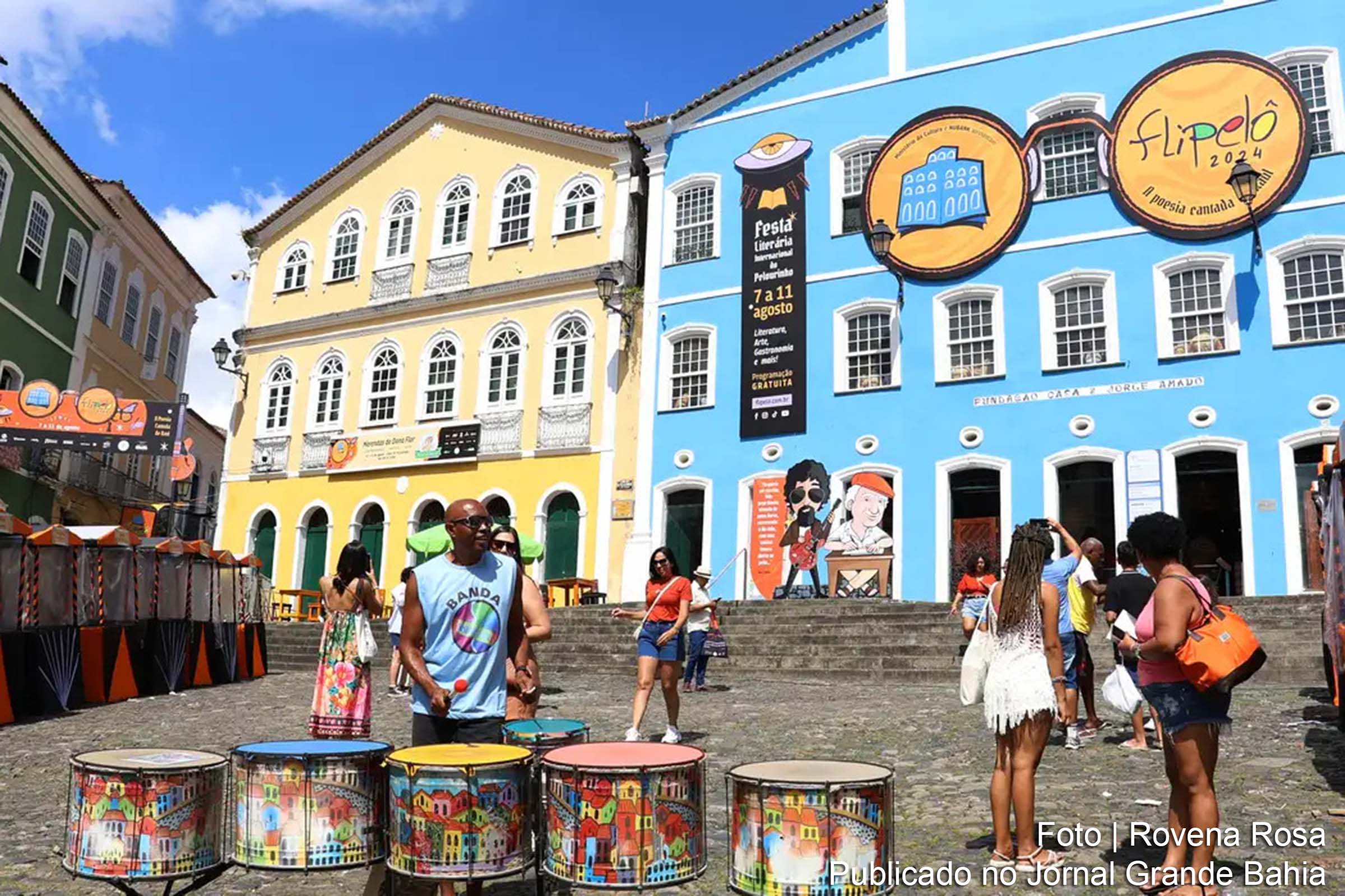 A Fundação Casa de Jorge Amado realizou a Festa Literária Internacional do Pelourinho (Flipelô) para marcar o aniversário do escritor, destacando seu impacto na literatura e na cultura brasileira.