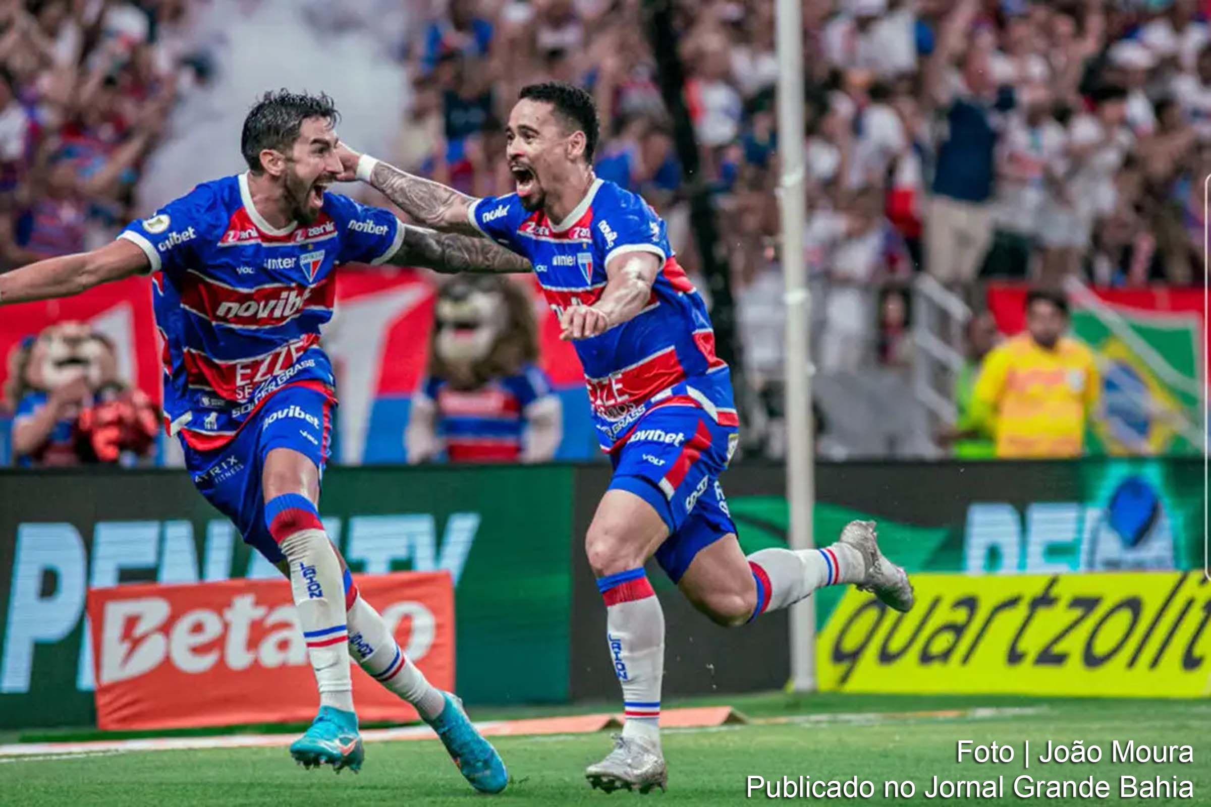 Jogadores do Fortaleza comemoram gol da vitória sobre o Corinthians, que garantiu a liderança do Campeonato Brasileiro.