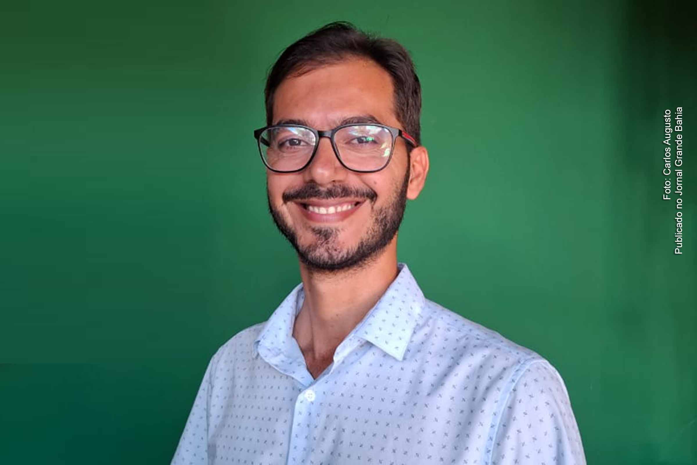 Gessé Estrela, candidato do PT à prefeito de Santa Bárbara nas Eleições 2024, critica severamente a gestão de Edifrancio Oliveira (PSD) e expõe propostas de governo que incluem uma cidade sustentável, melhorias na saúde e apoio ao desenvolvimento rural através da agricultura familiar.
