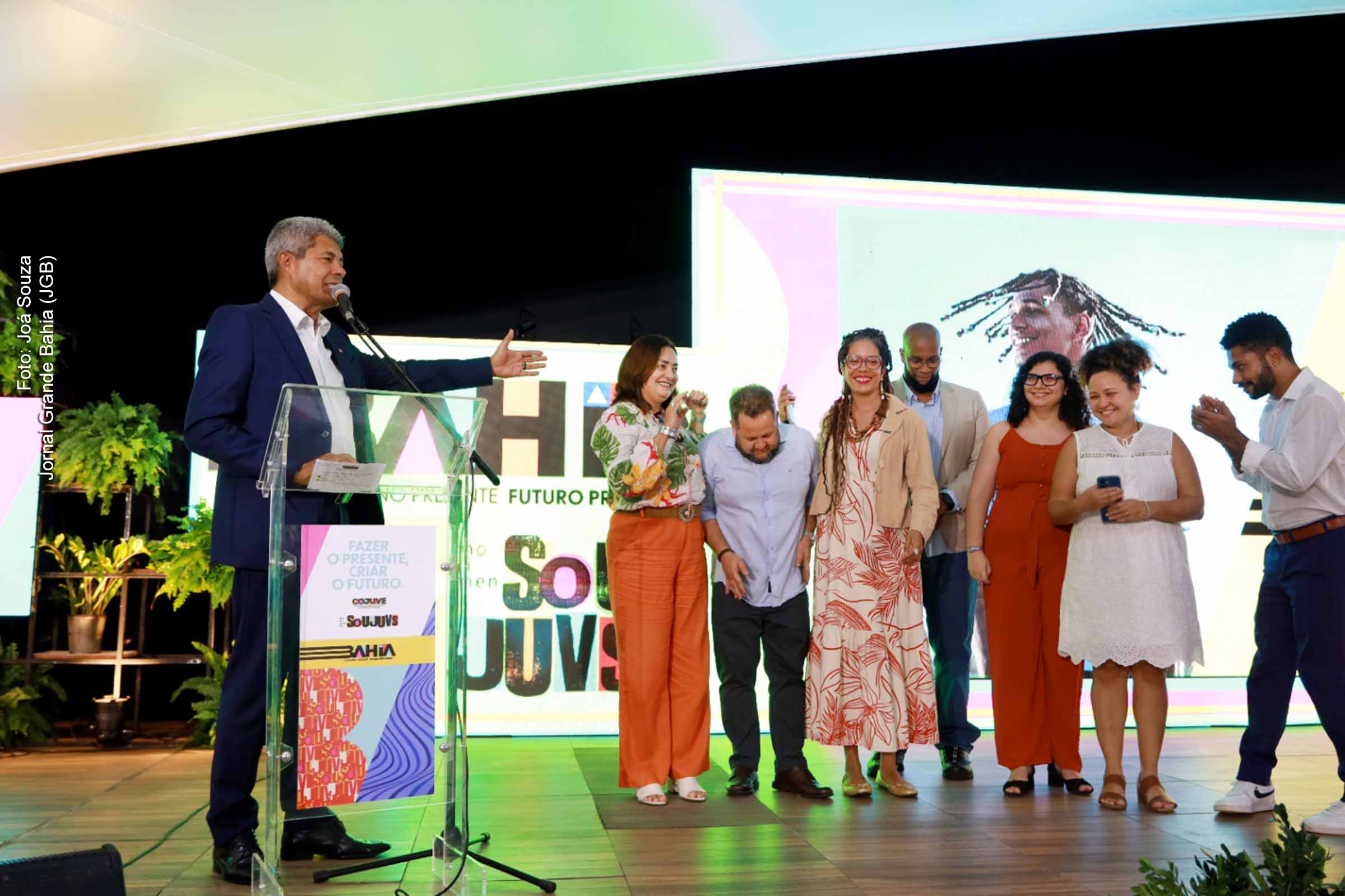 O governador Jerônimo Rodrigues anunciou o aumento dos valores das bolsas dos programas Mais Futuro e Partiu Estágio, com reajustes que variam entre 33% e 40%, durante evento em Salvador.