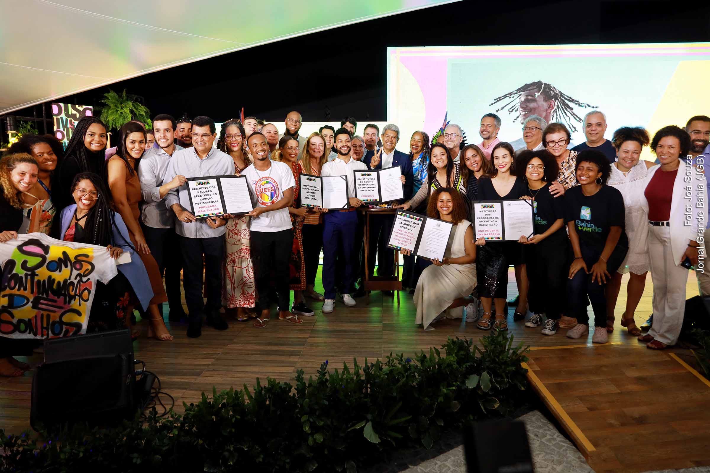 Legislação e projetos voltados para a juventude são anunciados pelo governador Jerônimo Rodrigues, em evento na Biblioteca Central dos Barris, em Salvador, com foco em educação, meio ambiente e inclusão social.