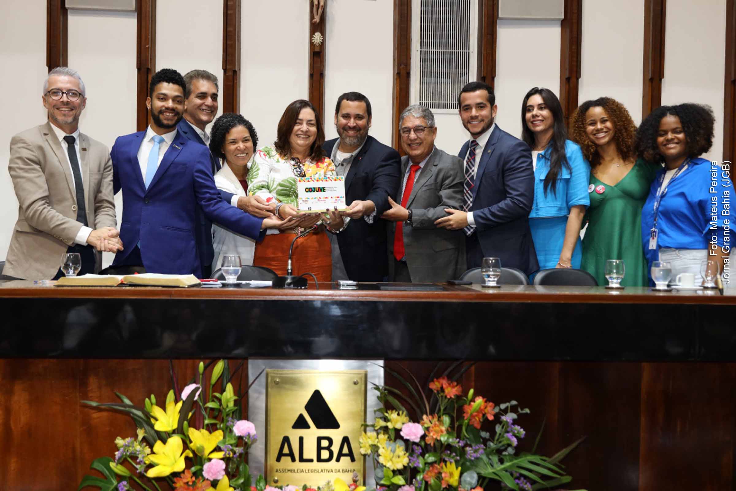 Sessão especial na Assembleia Legislativa da Bahia (Alba) celebra 17 anos das Políticas Públicas de Juventudes e 11 anos do Estatuto da Juventude, com a participação de líderes do governo e representantes juvenis, reforçando o compromisso com a construção de políticas inclusivas.