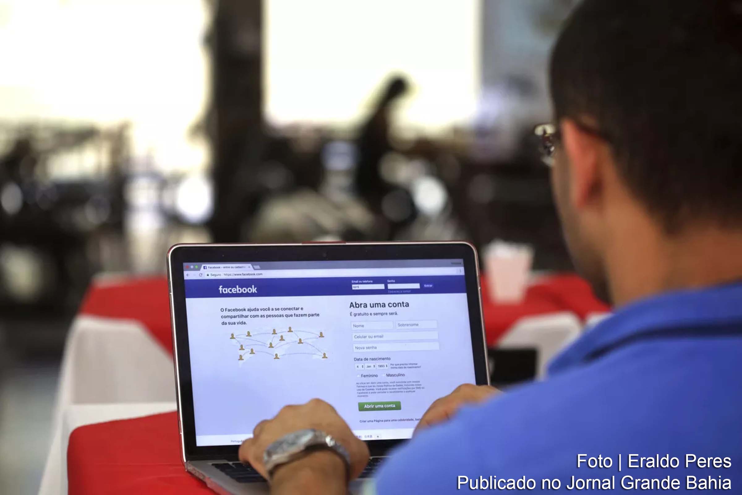 Críticas apontam que grandes plataformas tecnológicas têm manipulado o conceito de "fake news" para restringir a liberdade de informação e proteger interesses institucionais.