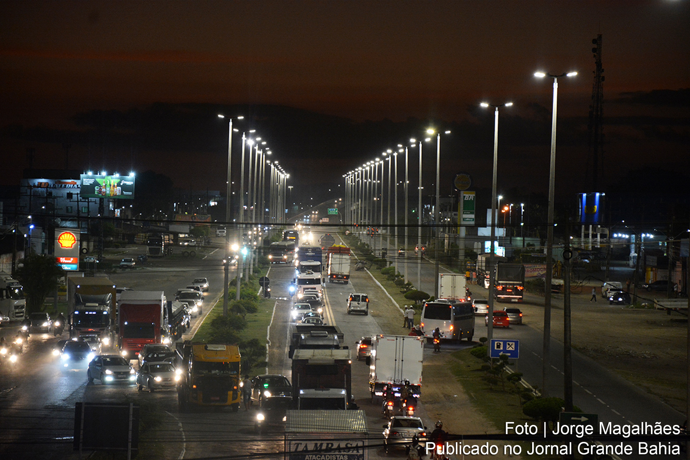 O projeto Luz da Gente já modernizou 96% da iluminação pública em Feira de Santana, substituindo lâmpadas convencionais por LEDs e integrando tecnologia para manutenção.