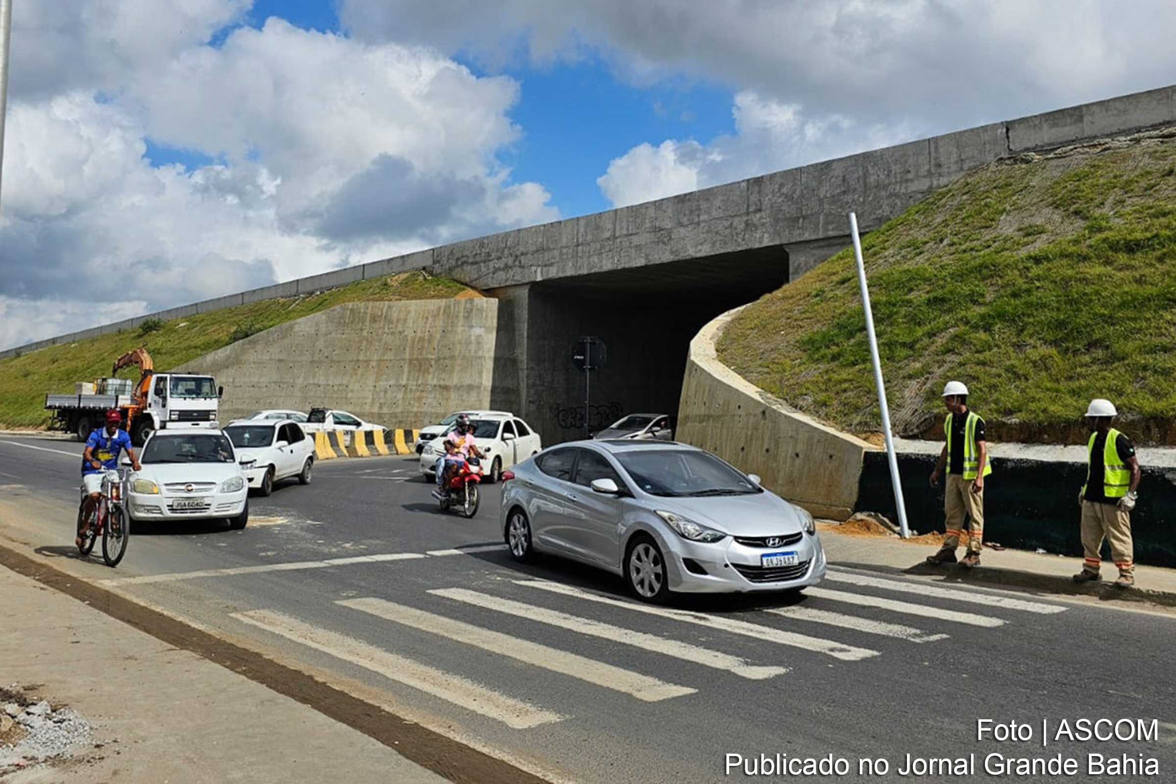 A Superintendência Municipal de Trânsito inicia a instalação de semáforos na via marginal à avenida Eduardo Fróes da Motta e na rua Bartolomeu de Gusmão para melhorar a segurança viária.
