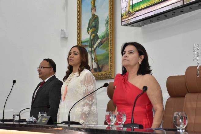 Câmara Municipal de Feira de Santana concede Medalha Olhos D’água à Roberta Santana, secretária estadual da Saúde.