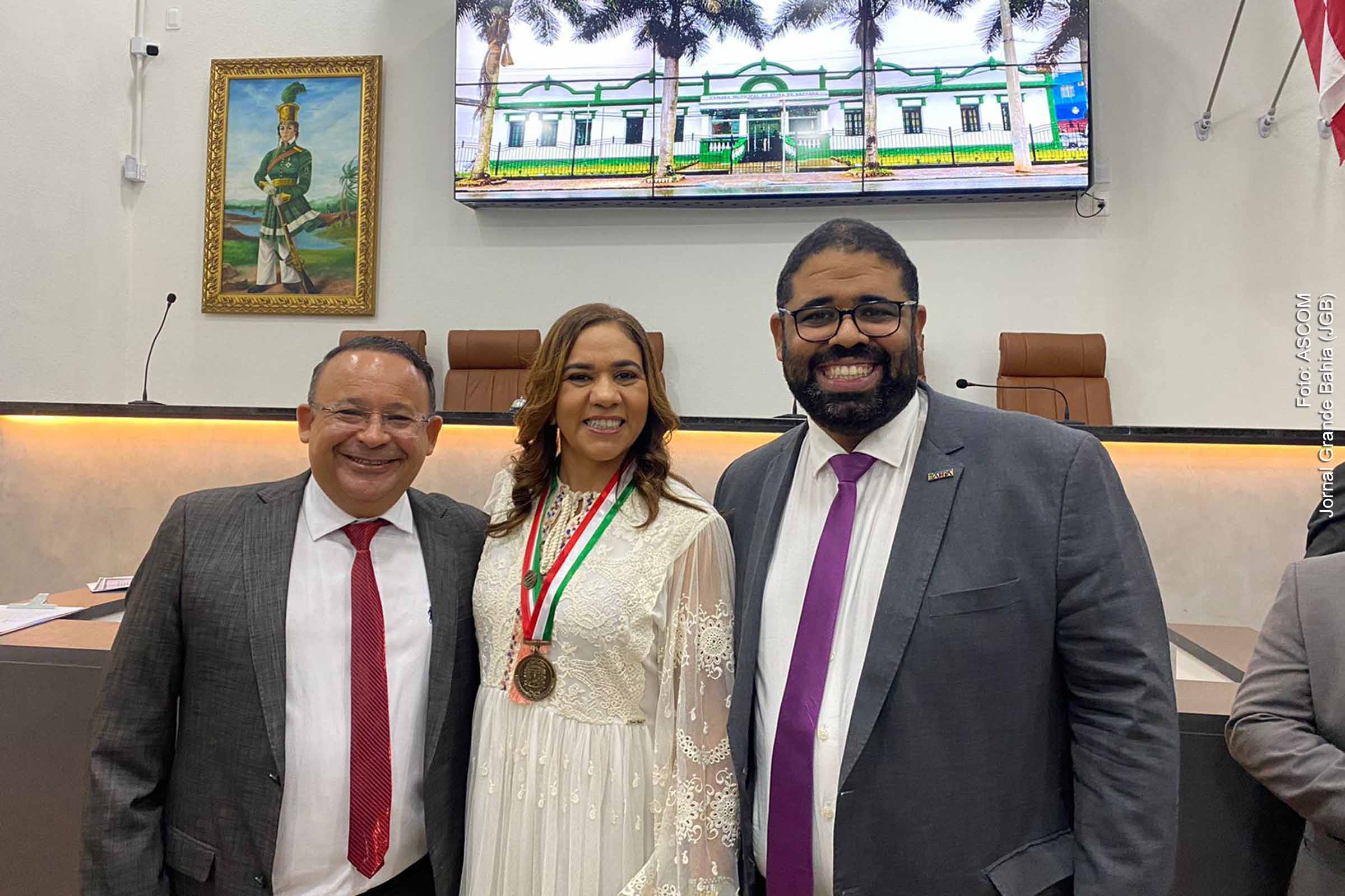 Vereador Ivamberg Lima, ao lado dos secretários estaduais do governo Jerônimo, Roberta Santana e Felipe Freitas. Secretária da Saúde da Bahia, Roberta Santana, recebeu "Medalha Olhos D'Água" em cerimônia na Câmara Municipal de Feira de Santana.