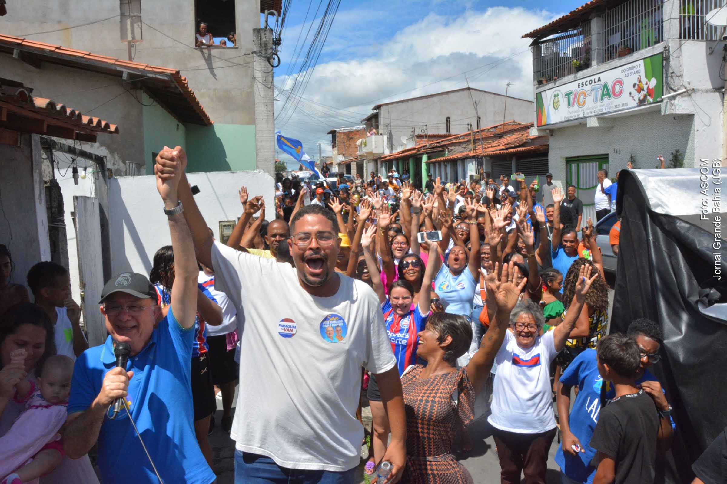 Candidato a prefeito de Feira de Santana, José Ronaldo, caminha pelo bairro Rua Nova ao lado do candidato a vereador Douglas do Paraguai e do vice Pablo Roberto, discutindo o futuro da juventude na cidade.