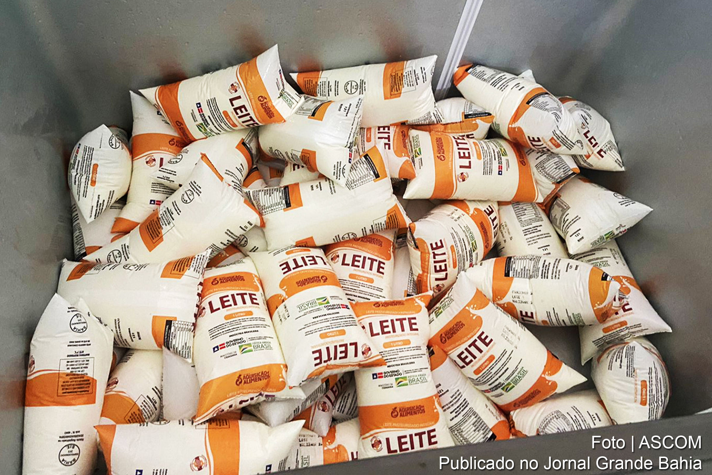 A redução inesperada de 60% na entrega de leite pelo Governo do Estado afeta a distribuição para famílias em situação de vulnerabilidade social em Feira de Santana, impactando cerca de 12 mil famílias.