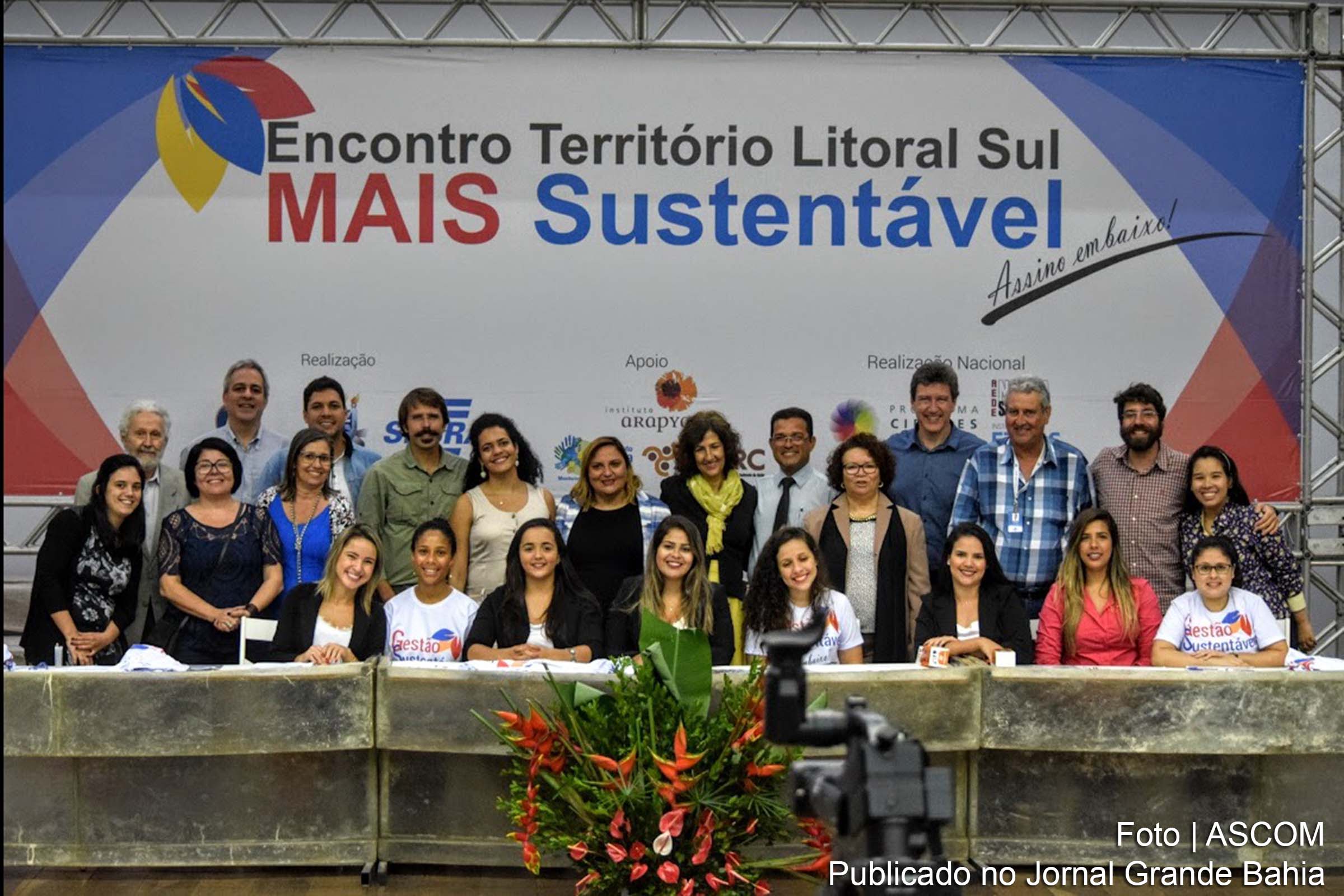 A segunda edição do Litoral Sul Mais Sustentável ocorre no auditório Paulo Souto da Uesc, com candidatos a prefeito assinando carta-compromisso sobre desenvolvimento territorial.