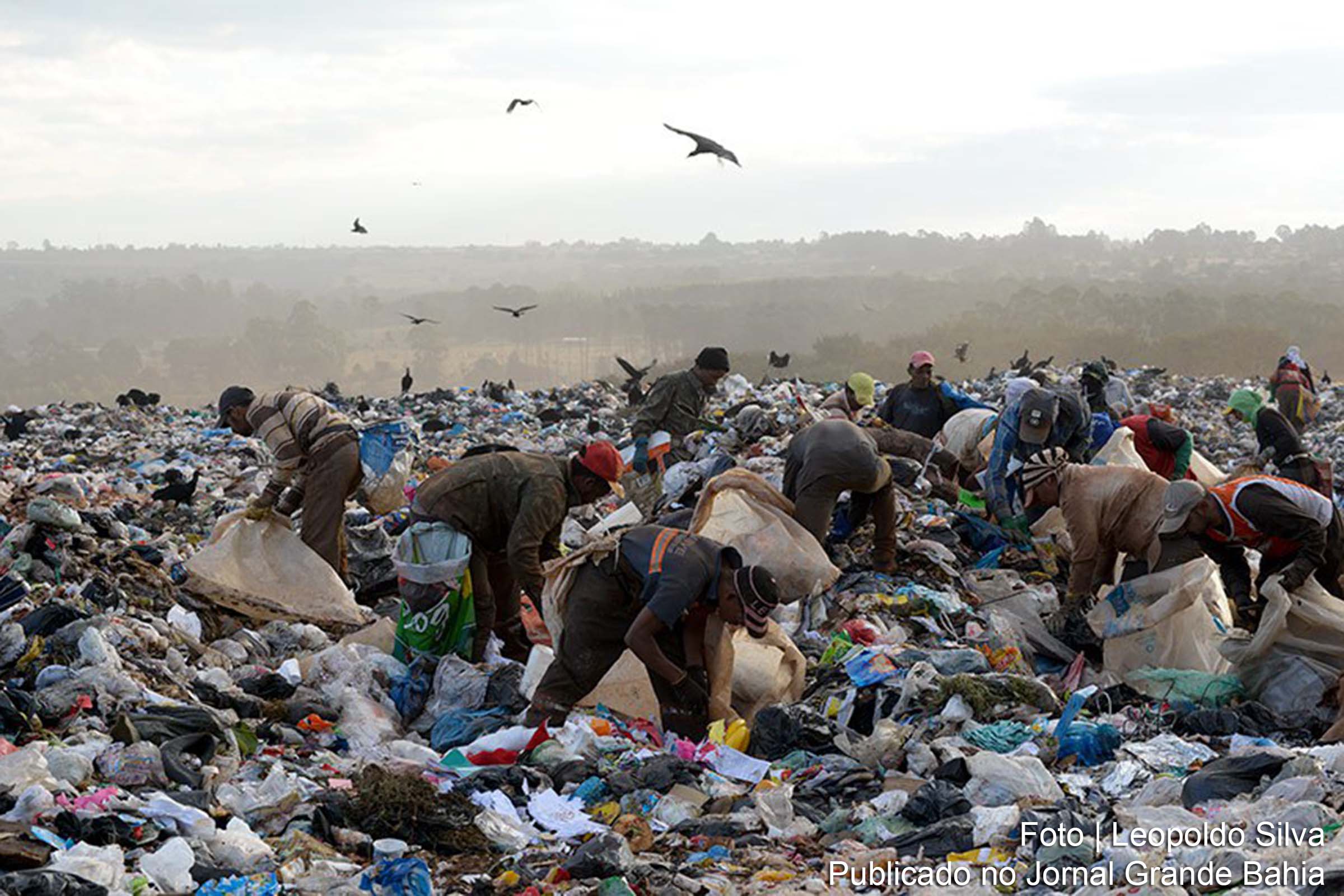 A Política Nacional de Resíduos Sólidos previa o fim dos lixões no Brasil até 2 de agosto de 2024, mas milhares desses depósitos ainda operam, evidenciando as dificuldades enfrentadas pelos municípios na gestão dos resíduos.