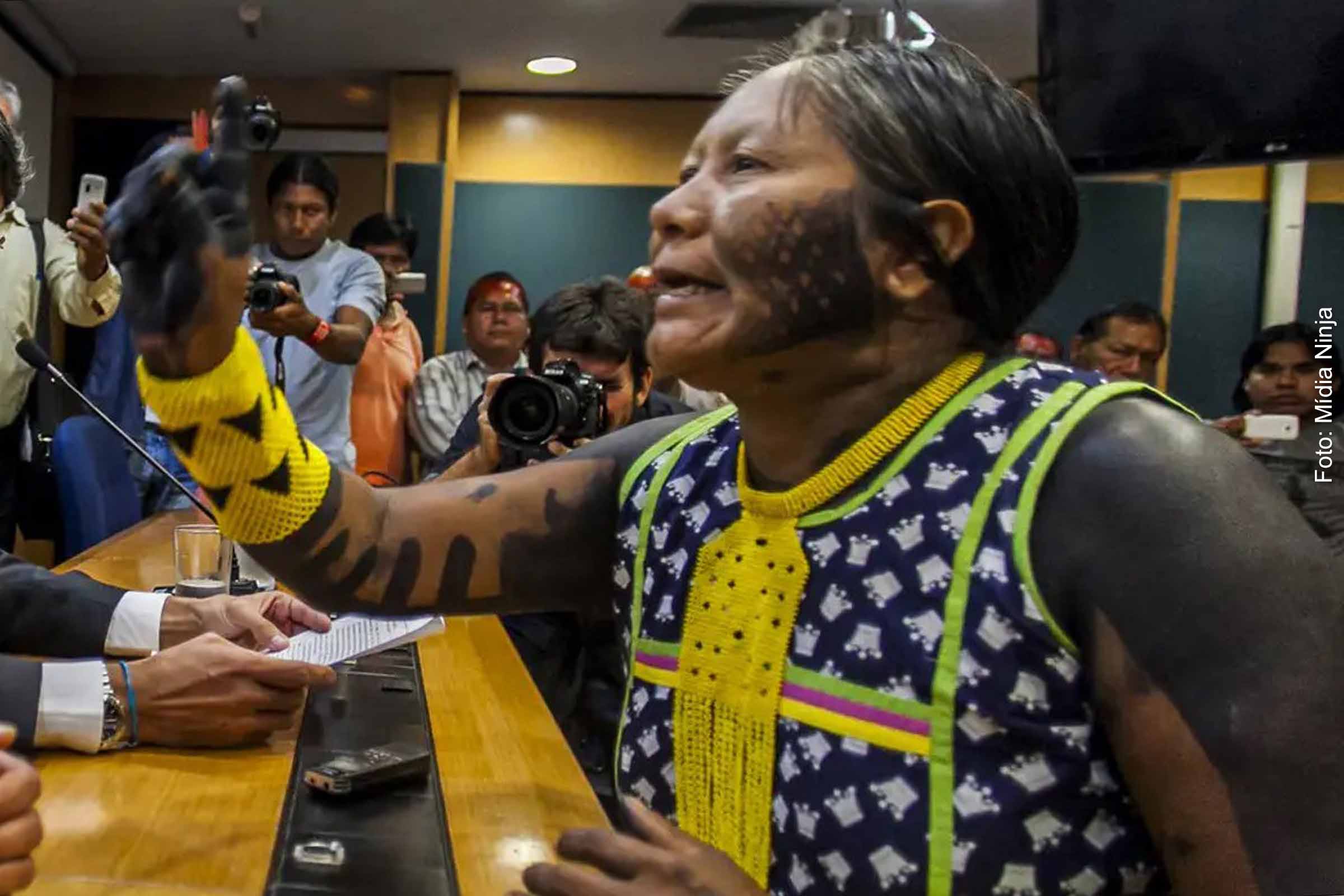 Tuíre Kayapó, liderança indígena da Terra Las Casas, morreu aos 54 anos no Pará, após uma batalha contra o câncer de colo de útero. Conhecida mundialmente por seu ato de resistência em 1989, quando pressionou um facão contra o rosto do presidente da Eletronorte em protesto contra a construção da usina de Belo Monte, Tuíre deixou um legado de luta pelos direitos indígenas. A Funai e a Federação dos Povos Indígenas do Pará expressaram pesar pela sua morte, destacando sua coragem e a importância de sua história na defesa dos territórios indígenas.