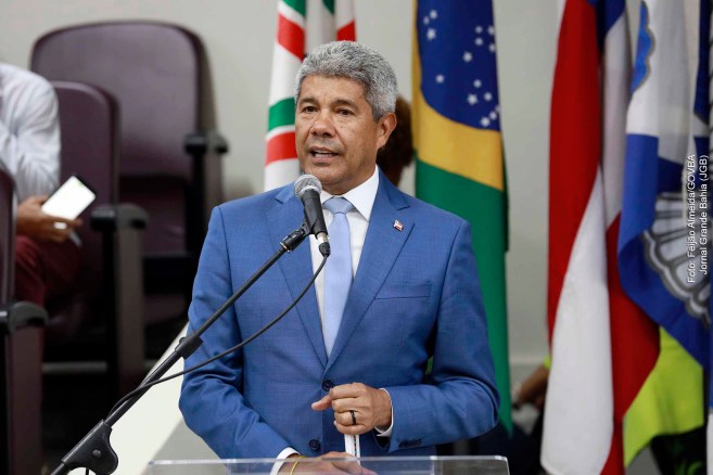 Governador Jerônimo Rodrigues critica o prefeito Colbert Martins pela superlotação na UPA Estadual de Feira de Santana, acusando a gestão municipal de negligência na saúde pública, ao não prestar atendimento básico de saúde qualificado à população feirense.