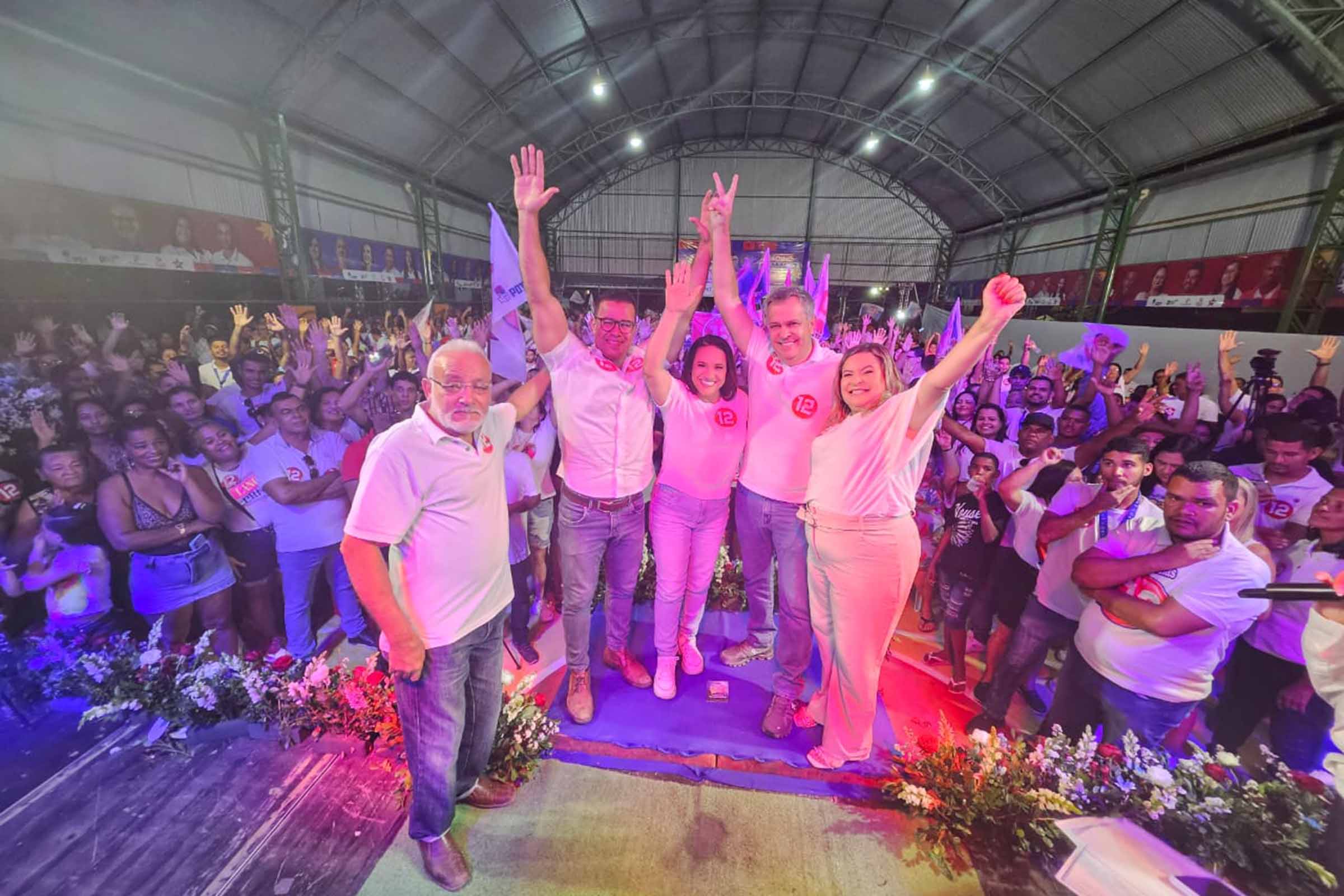 Durante convenção em Araci, o PDT oficializou a candidatura à reeleição da prefeita Keinha Jesus, com apoio de diversas lideranças políticas, incluindo o governador Jerônimo Rodrigues e o senador Jaques Wagner, ambos do PT.